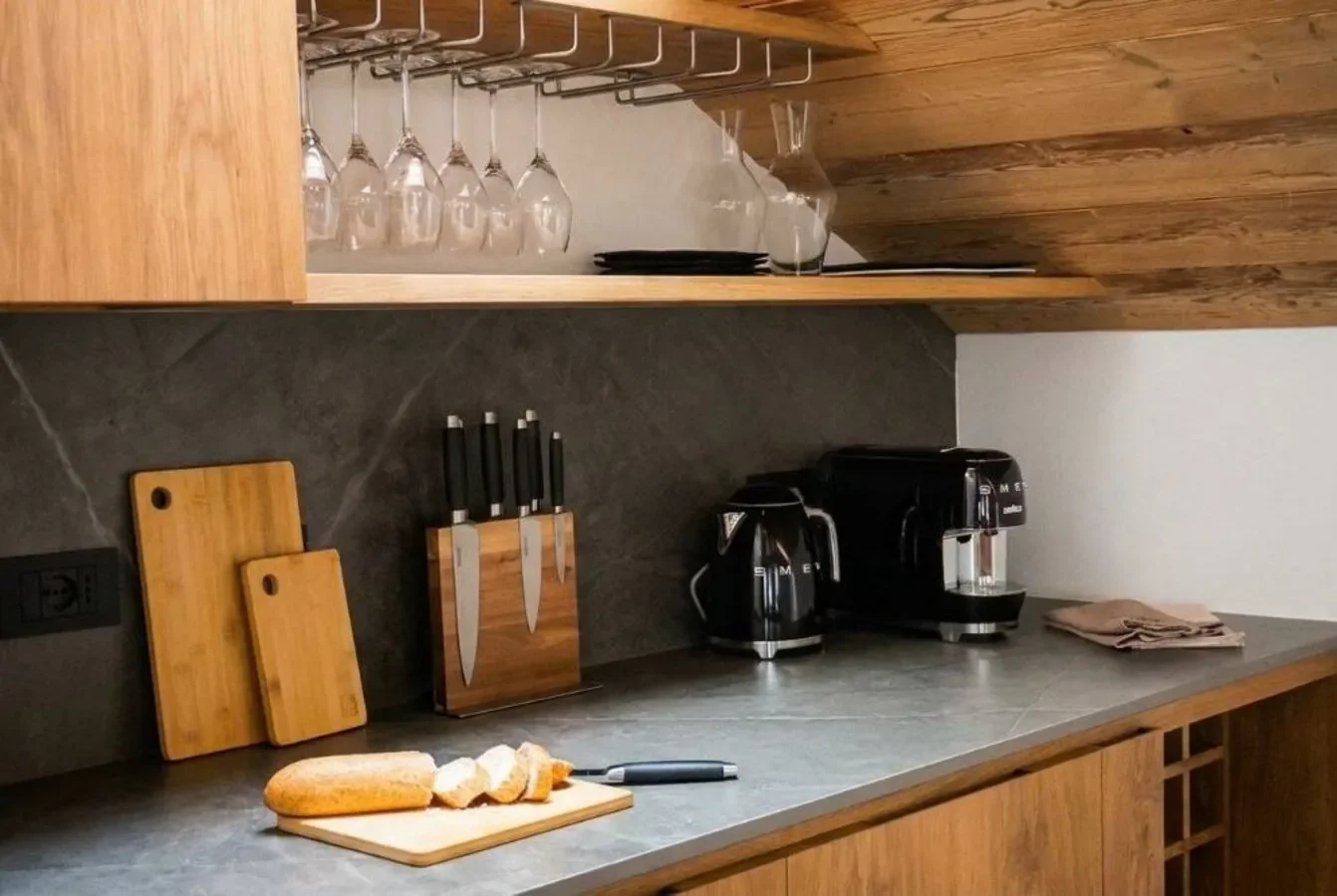 Cucina moderna attrezzata di lusso nello Chalet Gufo con elettrodomestici di qualità