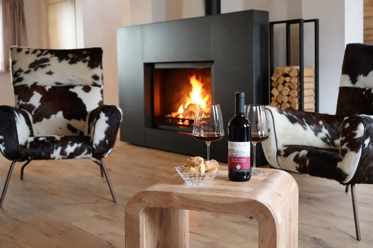 Salone con camino acceso e arredi in legno Chalet Gufo