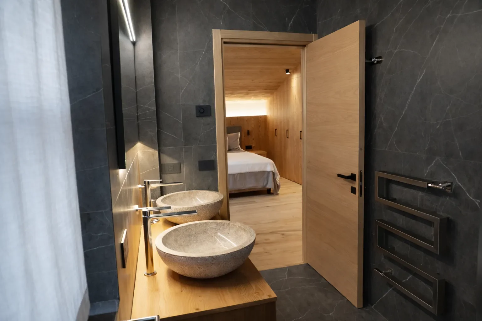 Dettaglio doccia moderna con rubinetteria di design Chalet Gufo