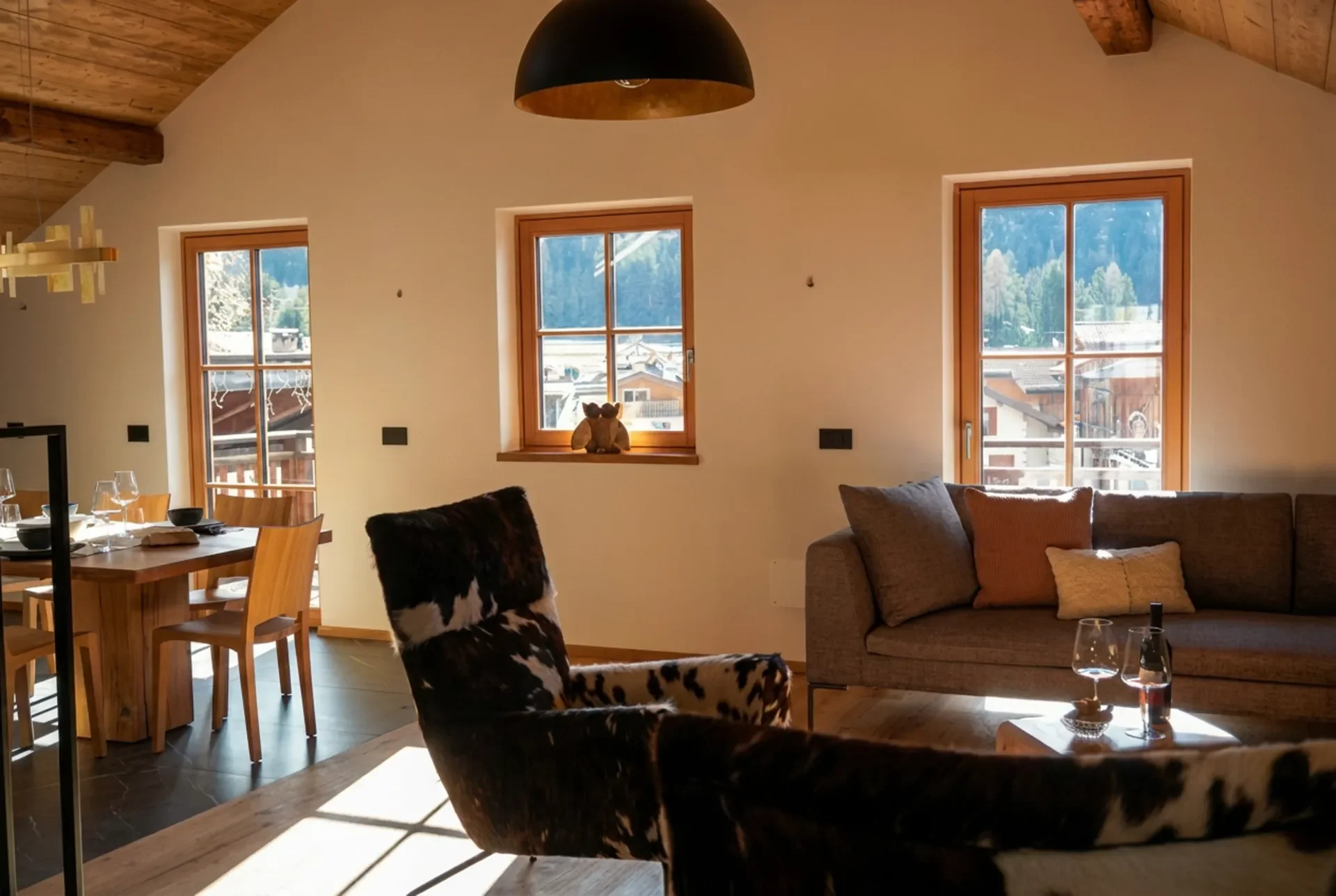 Soggiorno panoramico con grandi vetrate e vista Dolomiti Chalet Gufo