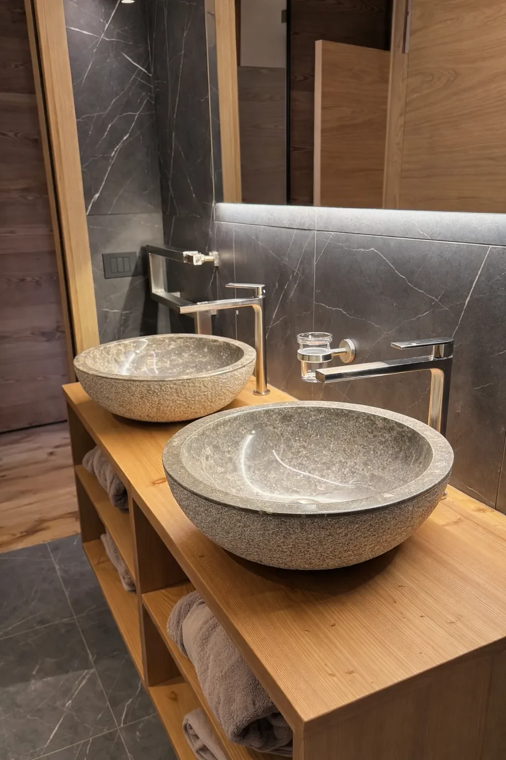 DuBagno elegante con box doccia in cristallo San Giovanni di Fassa