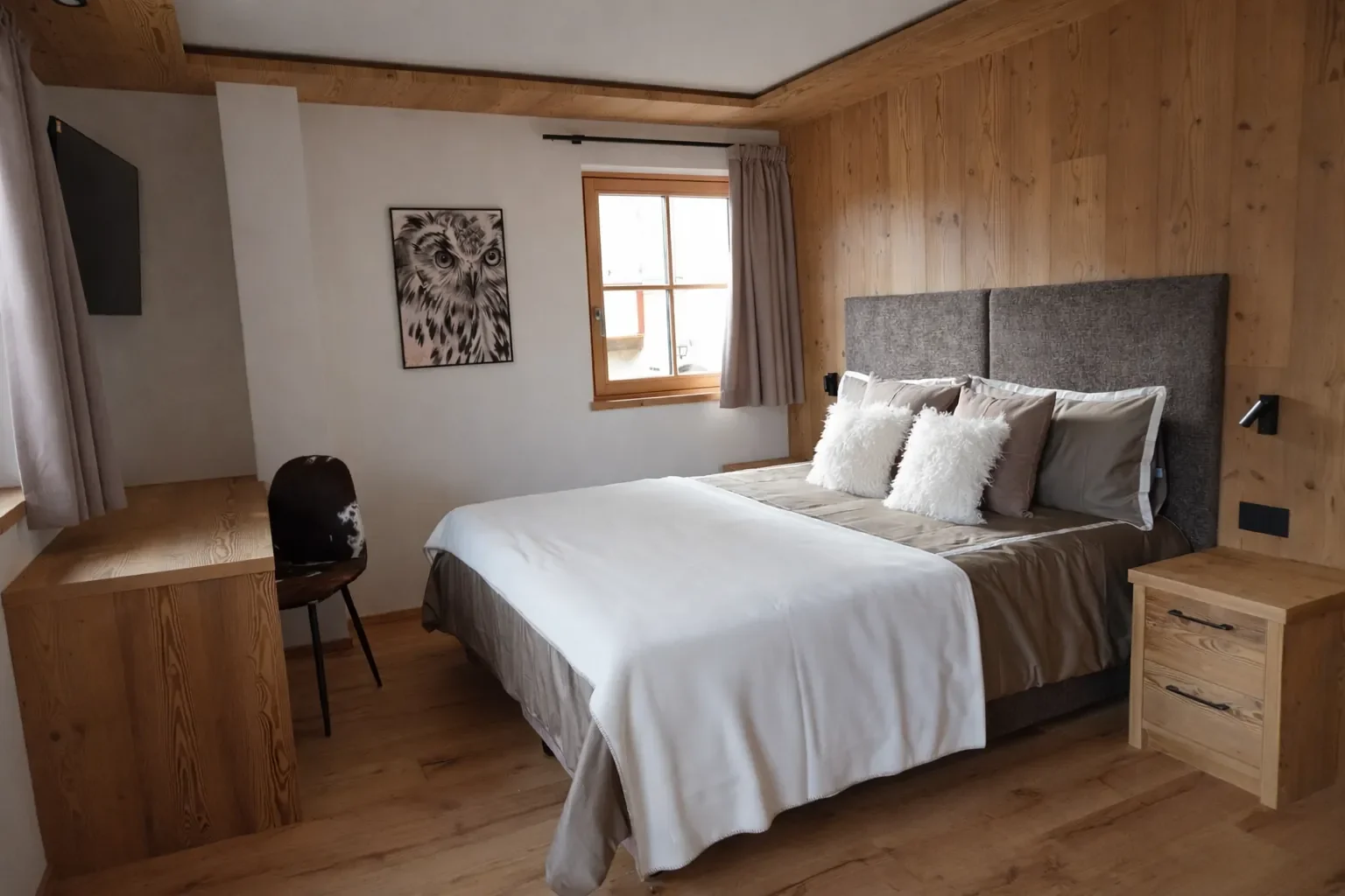 Camera Alpina Chalet Gufo con dettagli in legno