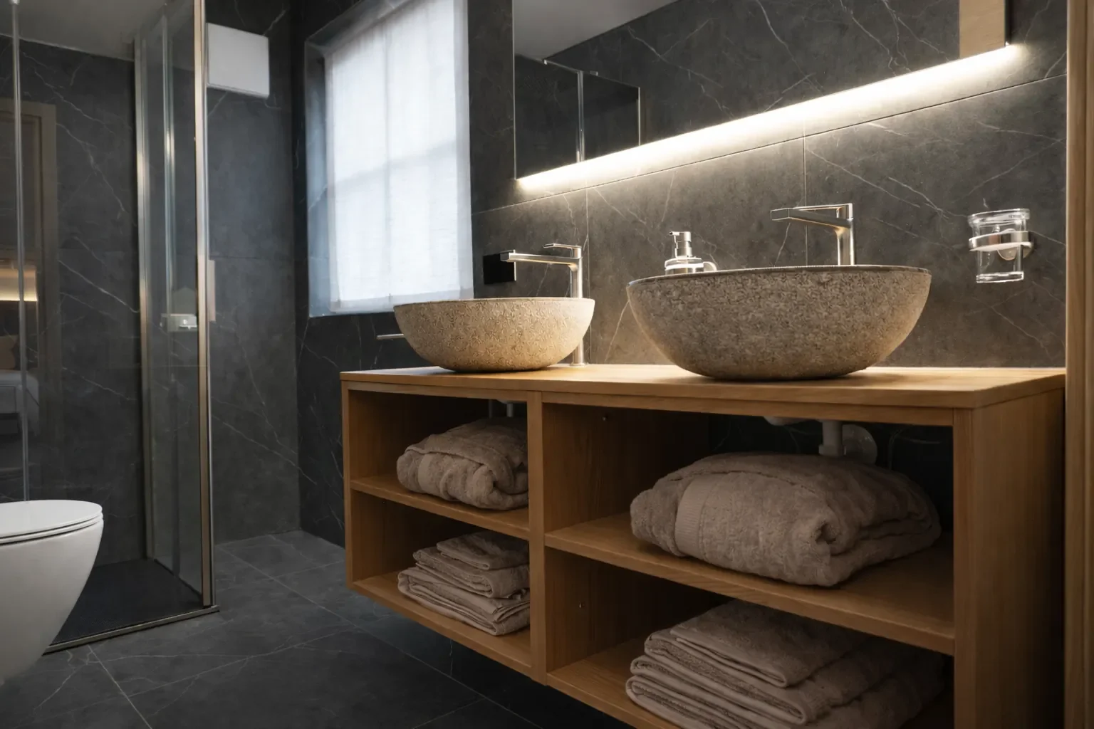 Bagno moderno con doccia walk-in e soffione a pioggia Chalet Gufo