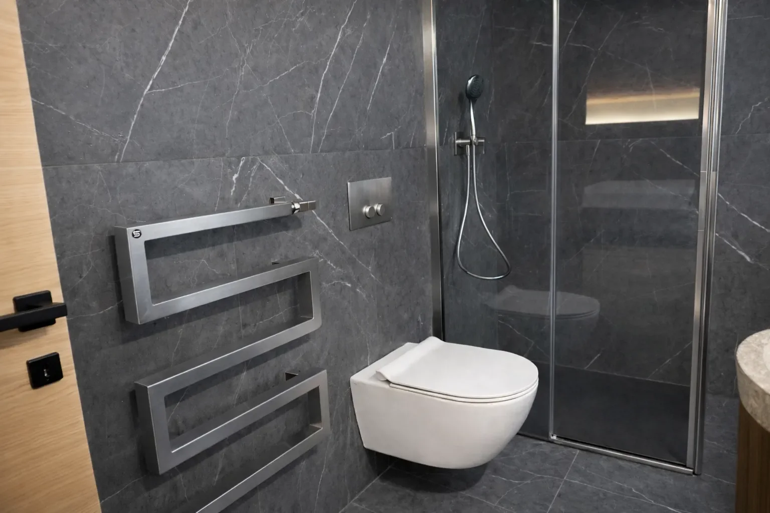 Doccia con rivestimento in pietra dolomitica e soffione rain-effect Chalet Gufo