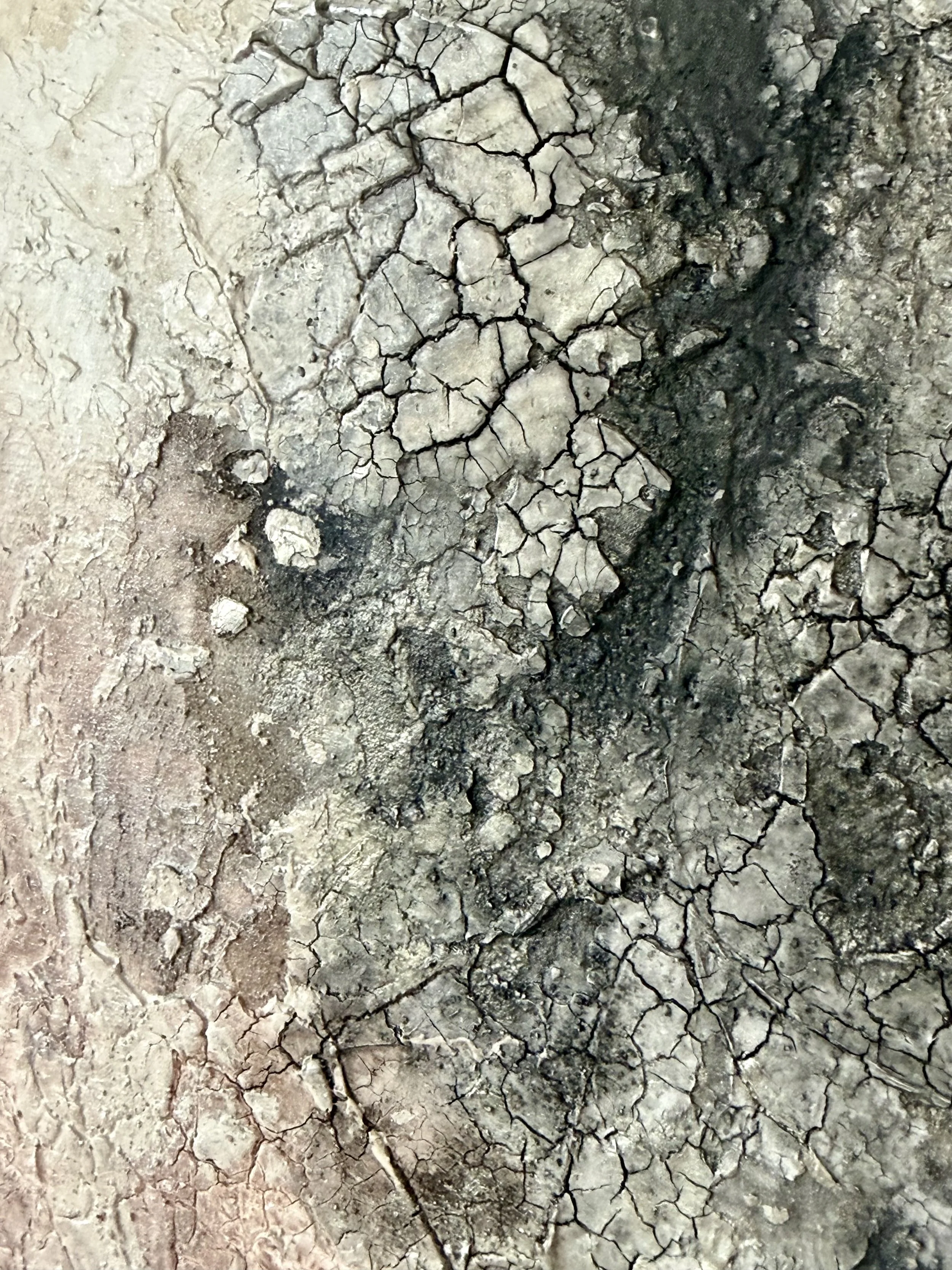 Atelier_Amari_Spuren_01_Detail_Risse.jpg