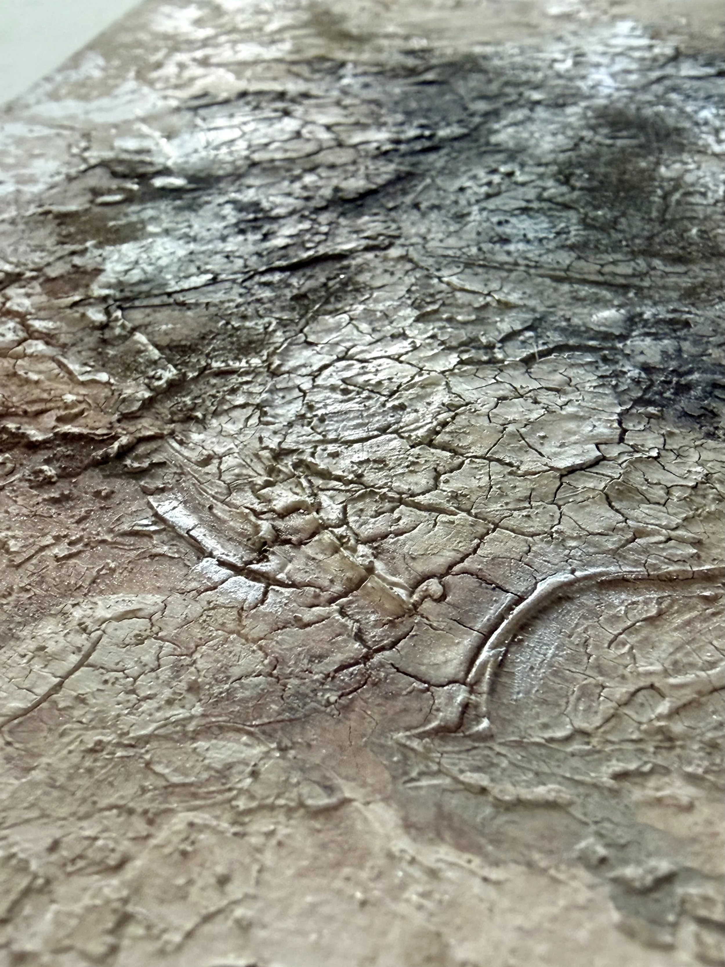 Atelier_Amari_Spuren_01_Detail_Relief.jpg