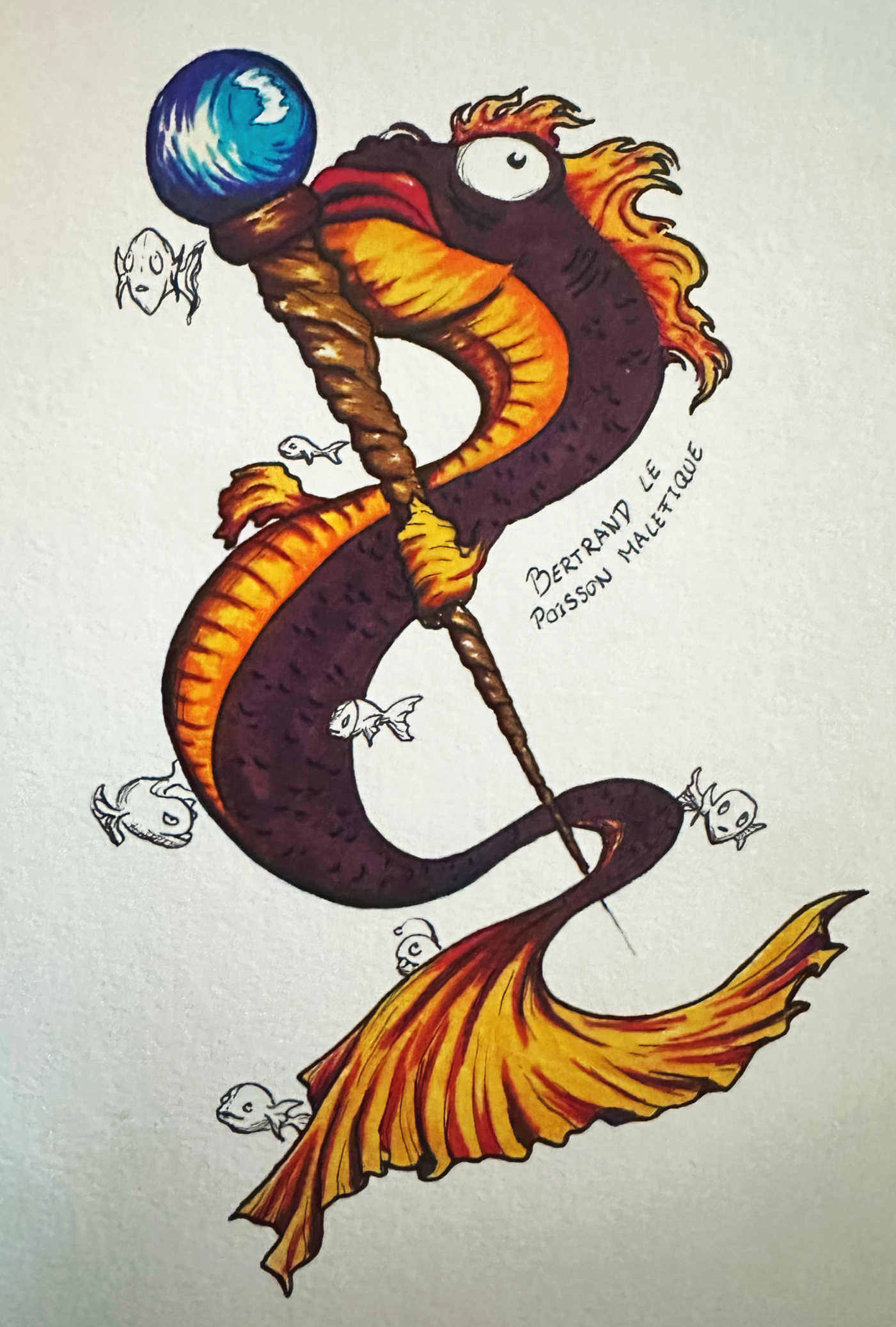 Une illustration d'une créature marine avec un corps en forme de dragon, des couleurs orange et noir, et une crête de flammes, portant une boule bleue sur une branche. Il y a aussi de petits poissons blancs autour.
