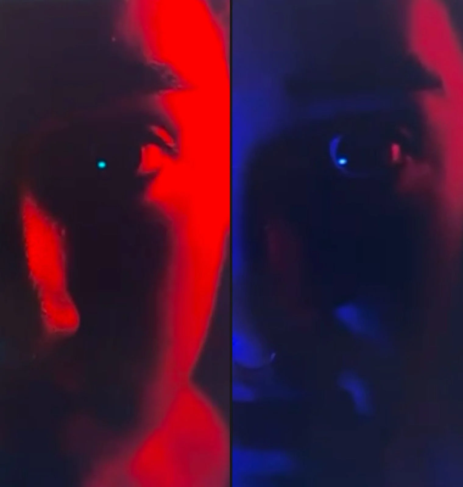 Une image divisée en deux parties montrant deux visages en profil, un en rouge foncé avec une lumière bleue à côté de l'œil gauche sur la partie gauche, et un autre en bleu foncé avec une lumière rose à côté de l'œil droit sur la partie droite, créan