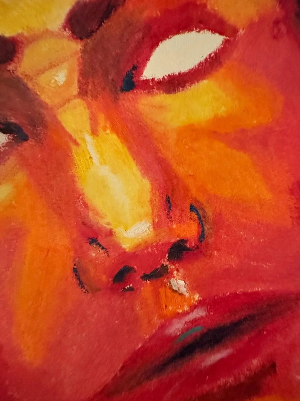 Détail d'un dessin au pastel gras avec des couleurs chaudes rouge, orange, jaune et touches de noir.