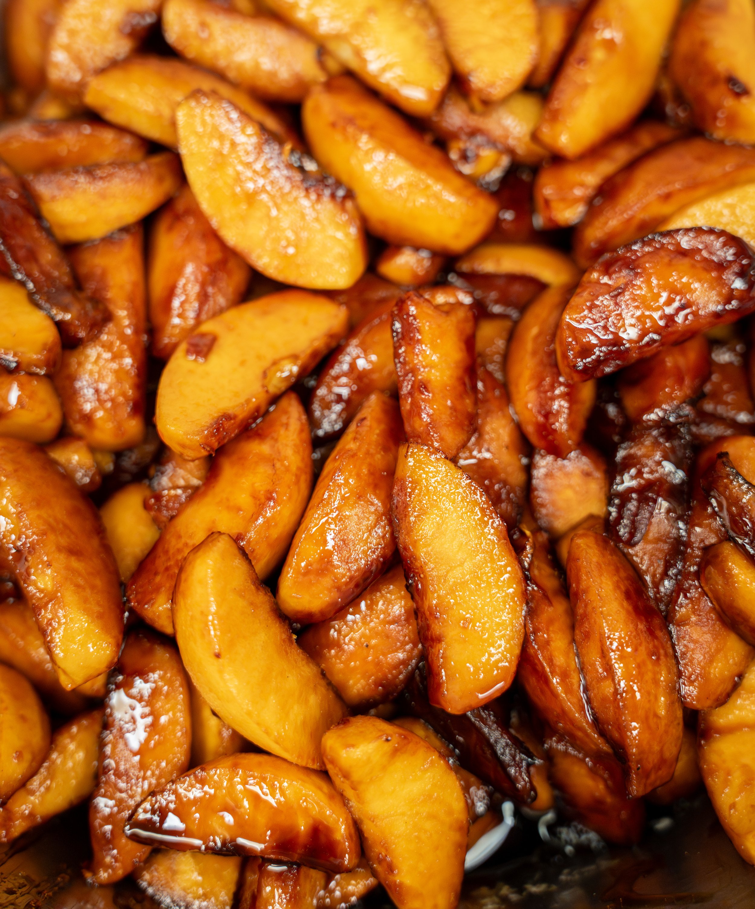 Pommes de terre frites dorées, glacées de sauce barbecue et parsemées de sel