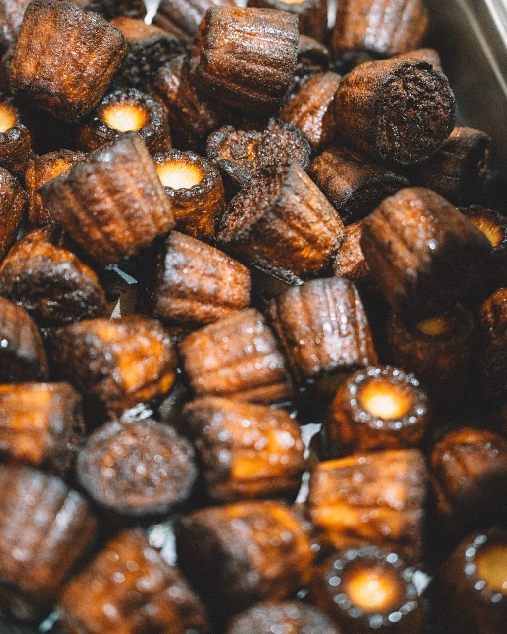 Gros plan de morceaux de manioc frits, dorés et croustillants.