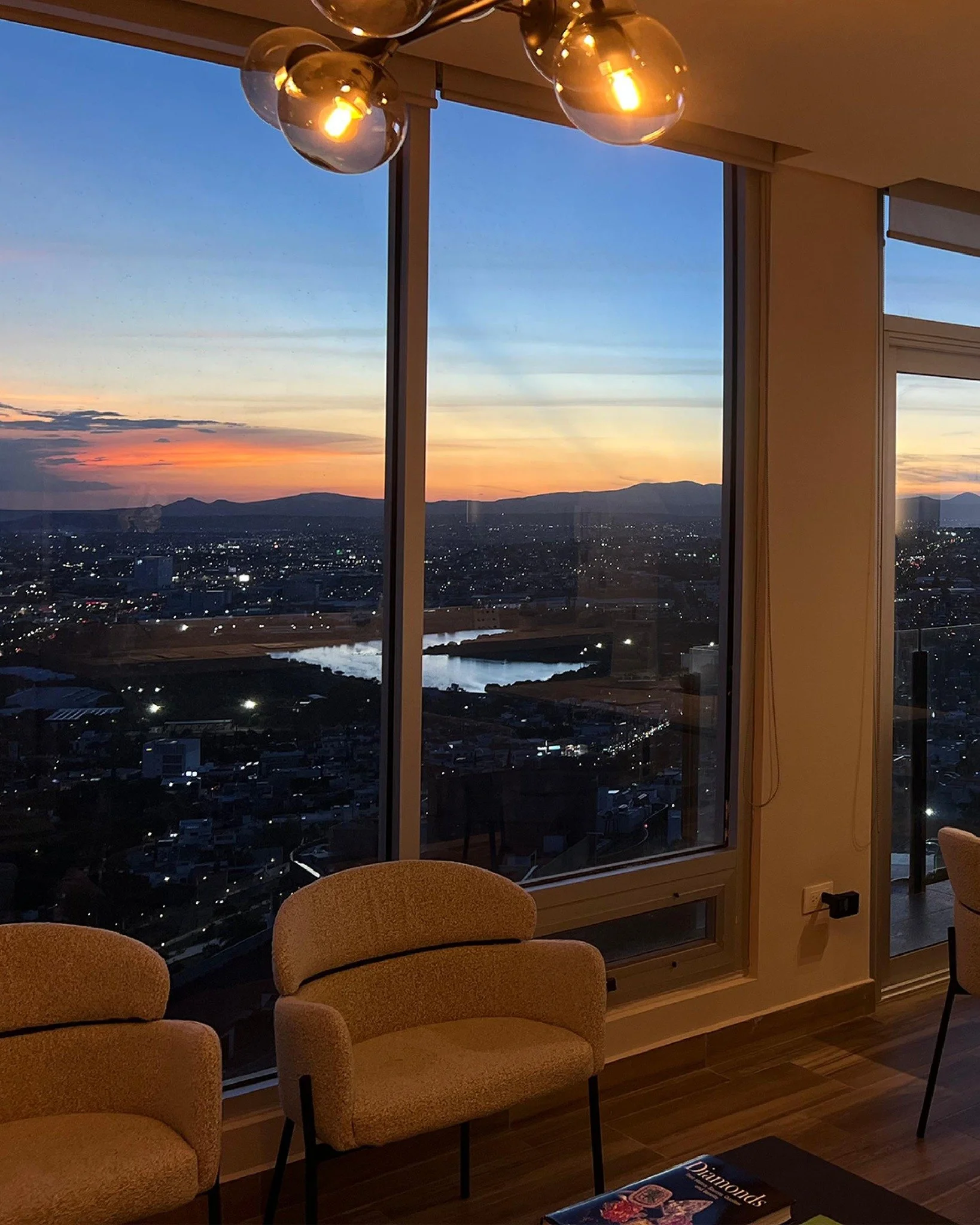 Las vistas del atardecer son...🙂&zwj;↕️🙌🏻
@releveemx 

#Construcci&oacute;nComercial #RetailDesign #ConstructoraDeConfianza #EspaciosFuncionales