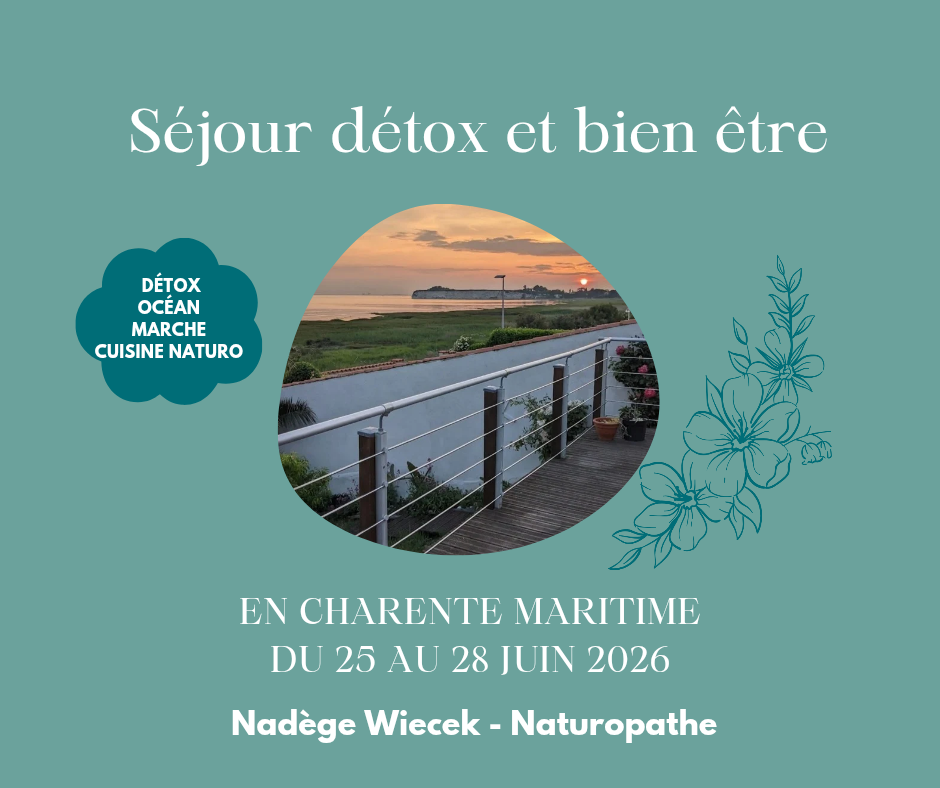 Une affiche promotionnelle pour un séjour detox et bien-être en Charente maritime, du 25 au 28 juin 2026, dirigé par Nadège Wiecek, naturopathe. L'affiche présente une photo d'une terrasse avec vue sur la mer au coucher du soleil, ornée d'illustrations florales et d’un texte en français.
