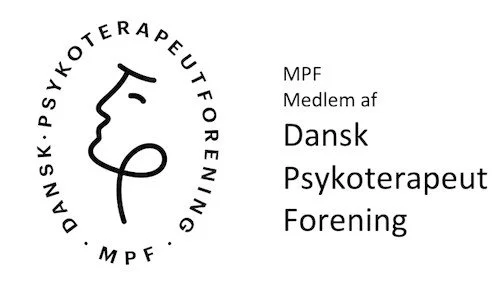Logo and text indicating affiliation with the Danish Psychotherapists Association, MPF.