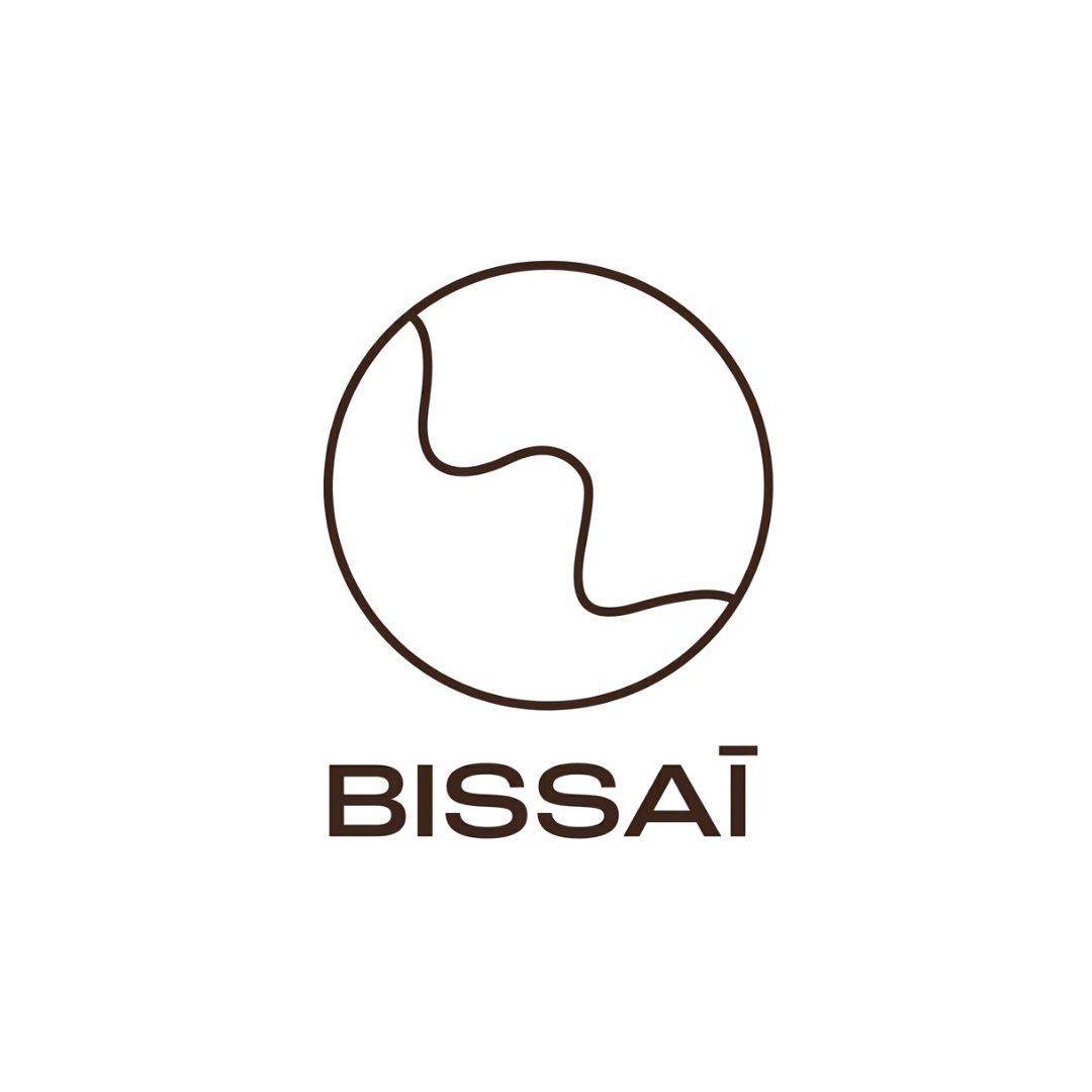 Logo avec un cercle contenant un tracé stylisé en forme de rivière ou de chemin, avec le texte 'BISSÁ' en dessous.