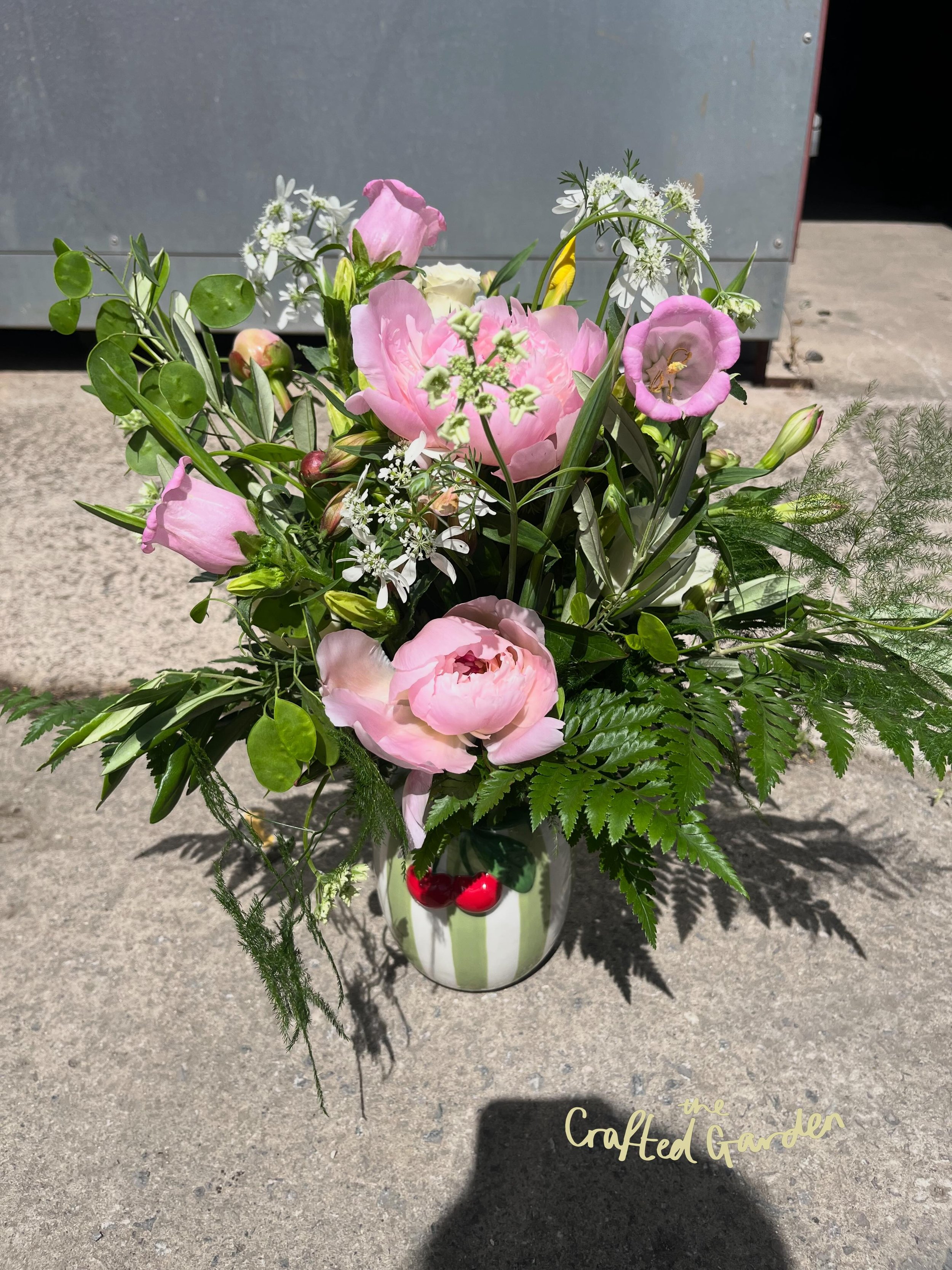 I do fear I&rsquo;ll be thinking about this one for a while 👀 also when that pop of yellow comes in😮&zwj;💨 

And! How cute is the vase?! @flowervisionbristol supplying the goods 

Vase arrangement including vase &pound;35

#northsomersetflorist #w