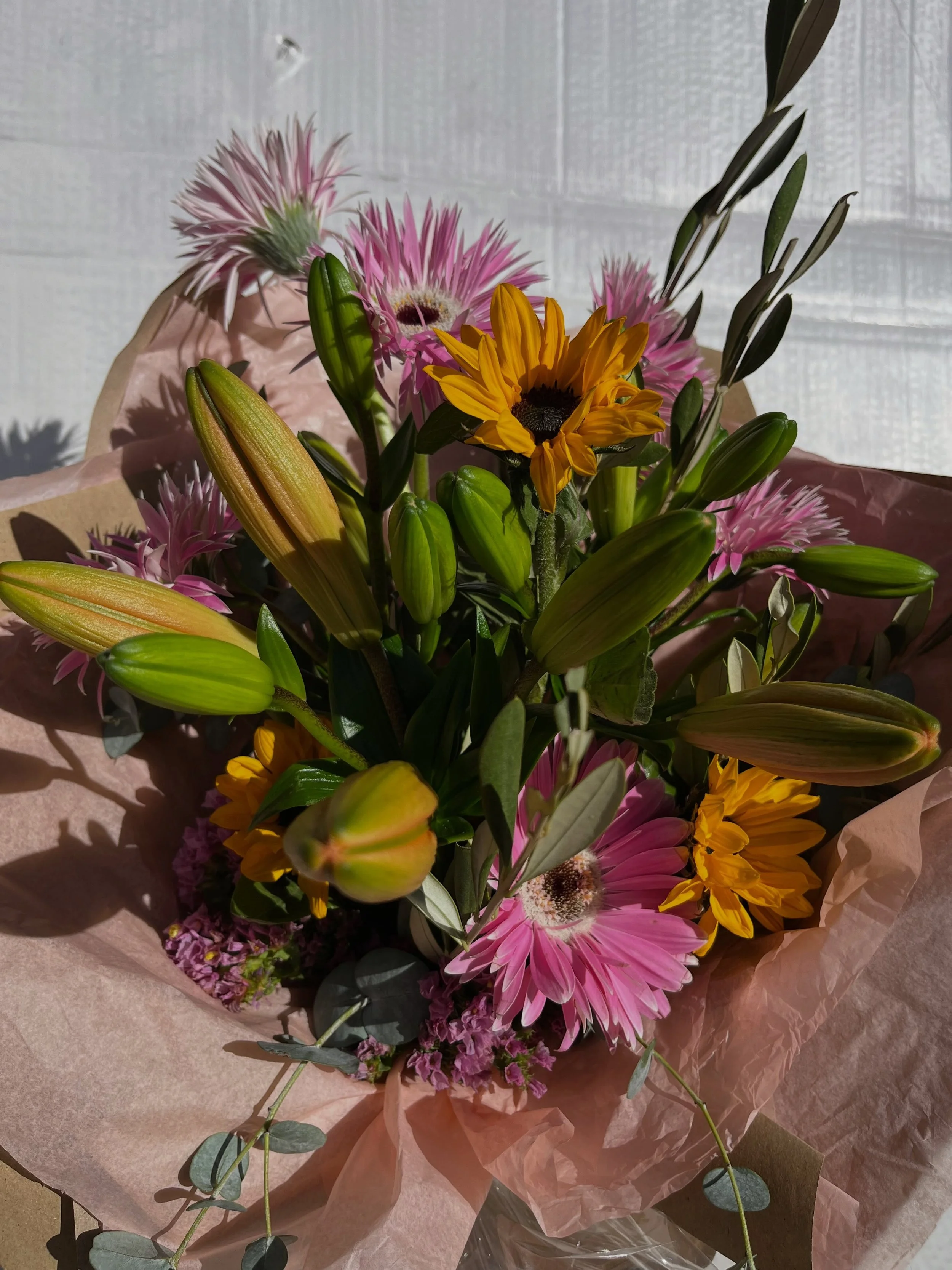 she deserves her fave flowers, and a bouquet as bright as her personality 🌸💛✨ 

happy birthday angel @fernn_ann 💖💐

#floristnorthsomerset #floristsouthwest #floristwsm