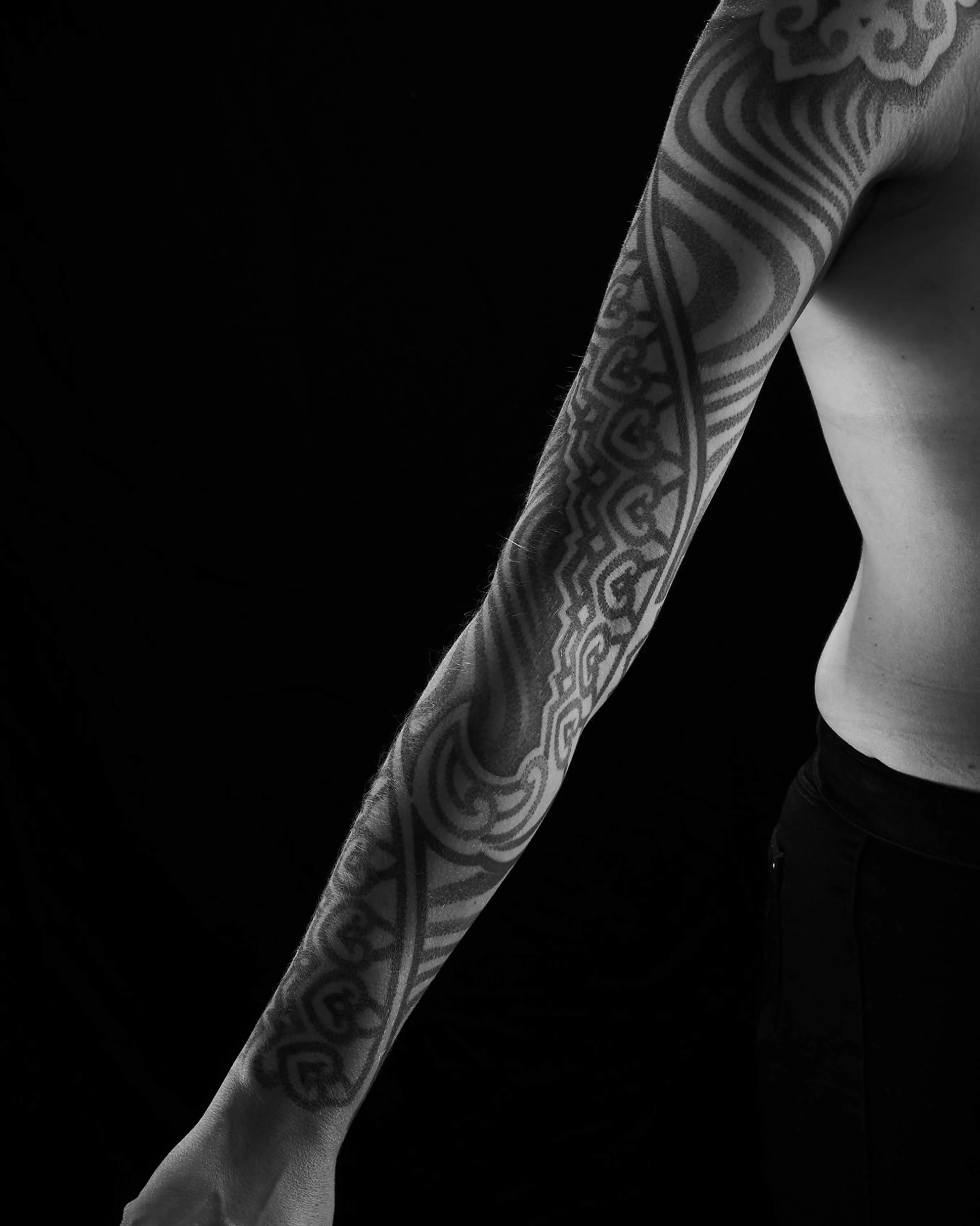 cover-up-shoulder-chest-sleeve-blackwork-tattoo-patrick-huettlinger