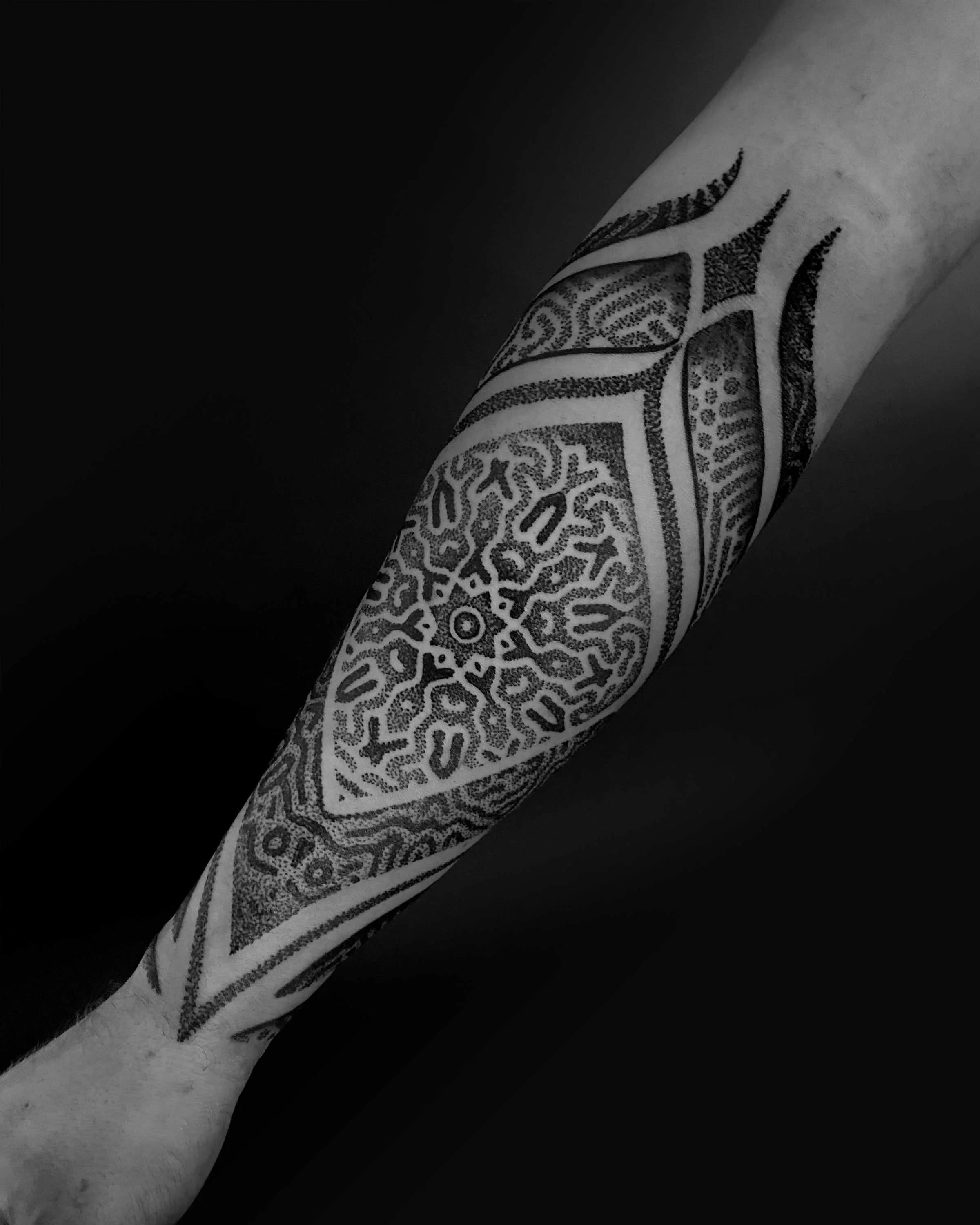 reaction-diffusion-forearm-mandala-blackwork-tattoo-patrick-huettlinger