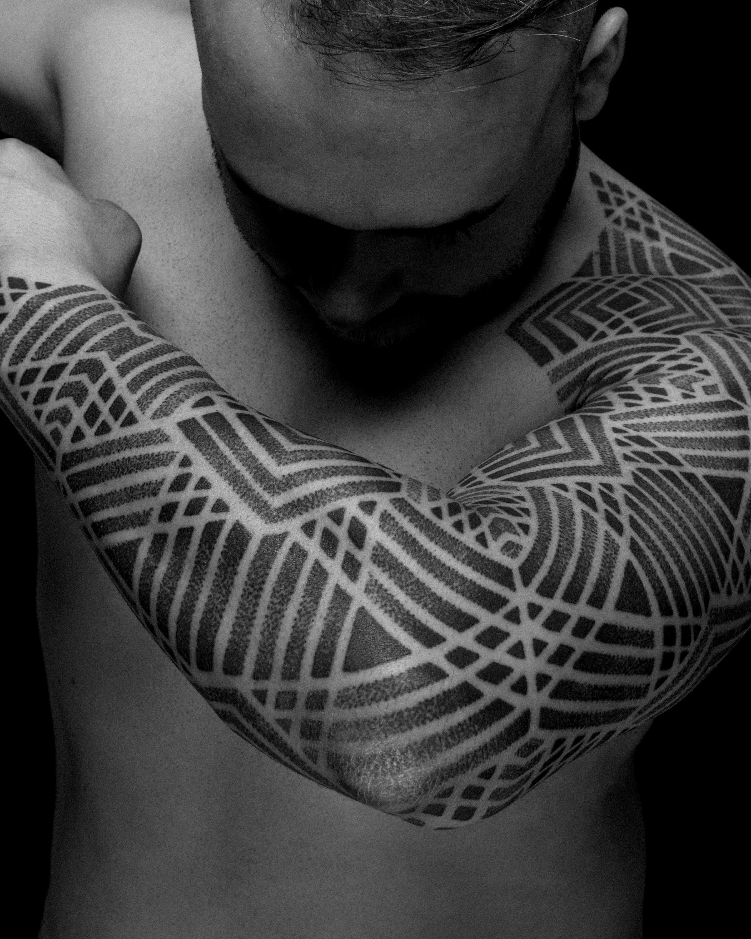cover-up-shoulder-chest-sleeve-blackwork-tattoo-patrick-huettlinger
