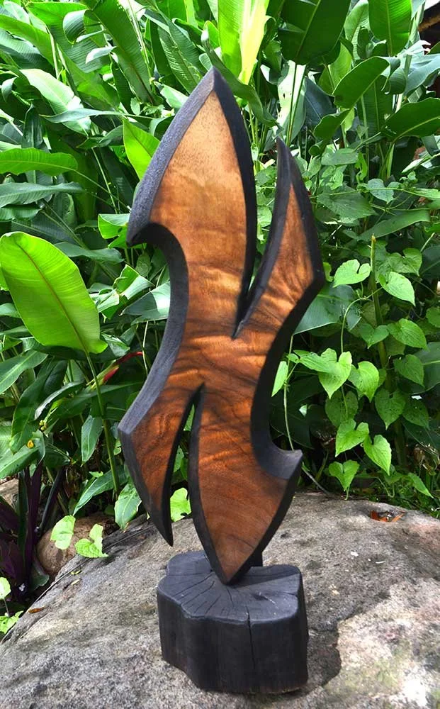 Free Flow sculpture by Patrick Hüttlinger carved from Costa Rican Cenizaro wood, featuring flowing organic forms inspired by natural movement.