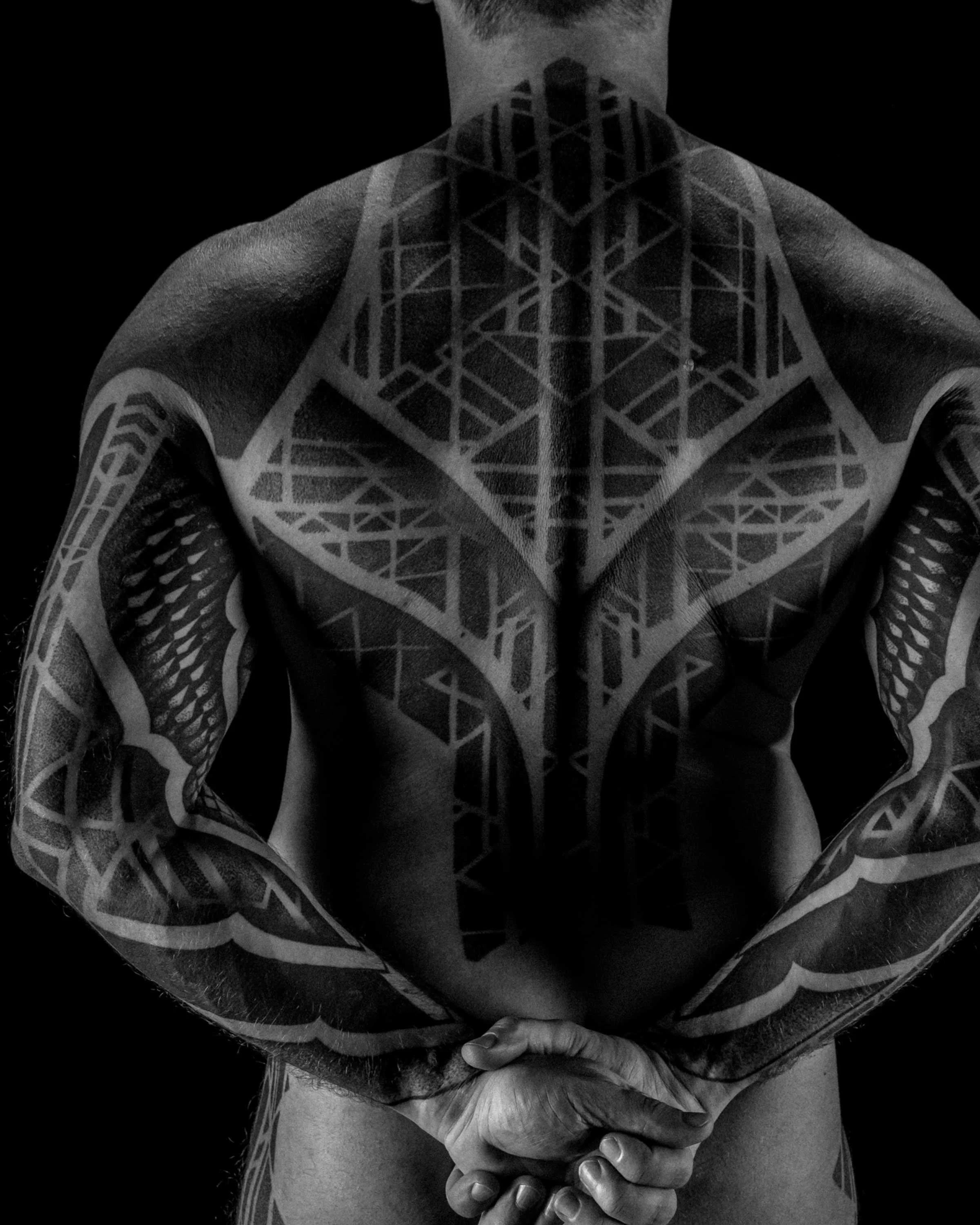 cover-up-shoulder-chest-sleeve-blackwork-tattoo-patrick-huettlinger