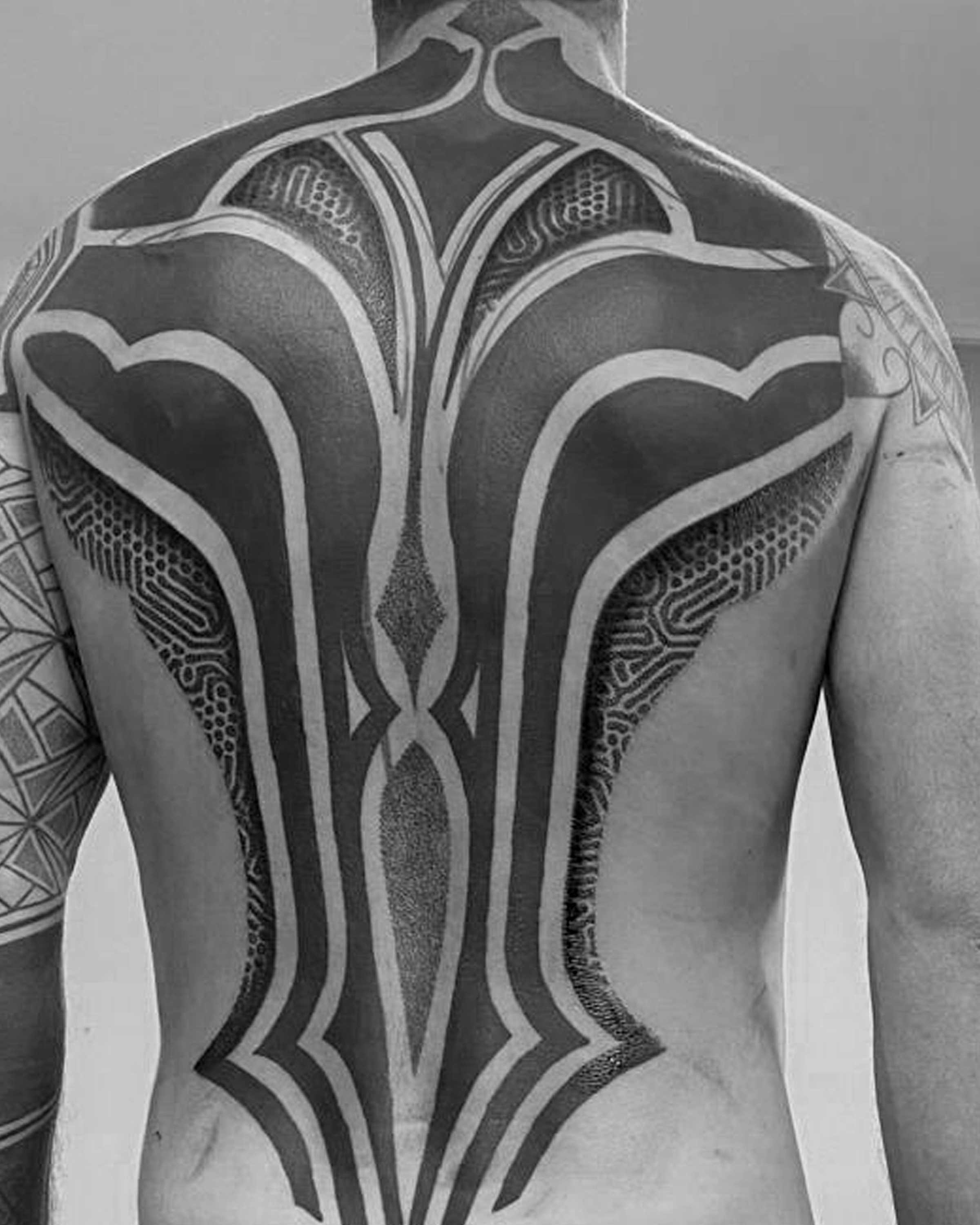 cover-up-shoulder-chest-sleeve-blackwork-tattoo-patrick-huettlinger