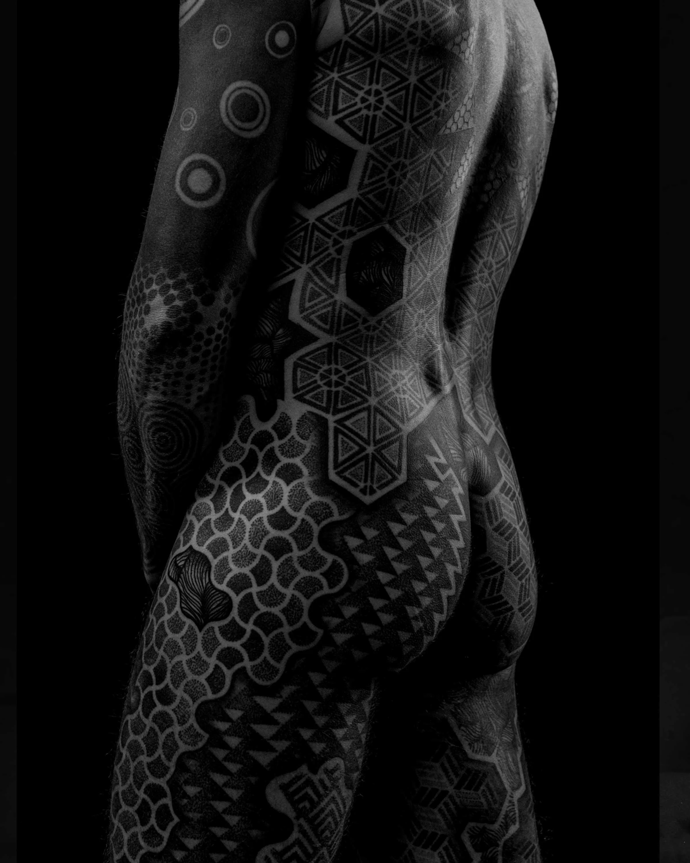 cover-up-shoulder-chest-sleeve-blackwork-tattoo-patrick-huettlinger