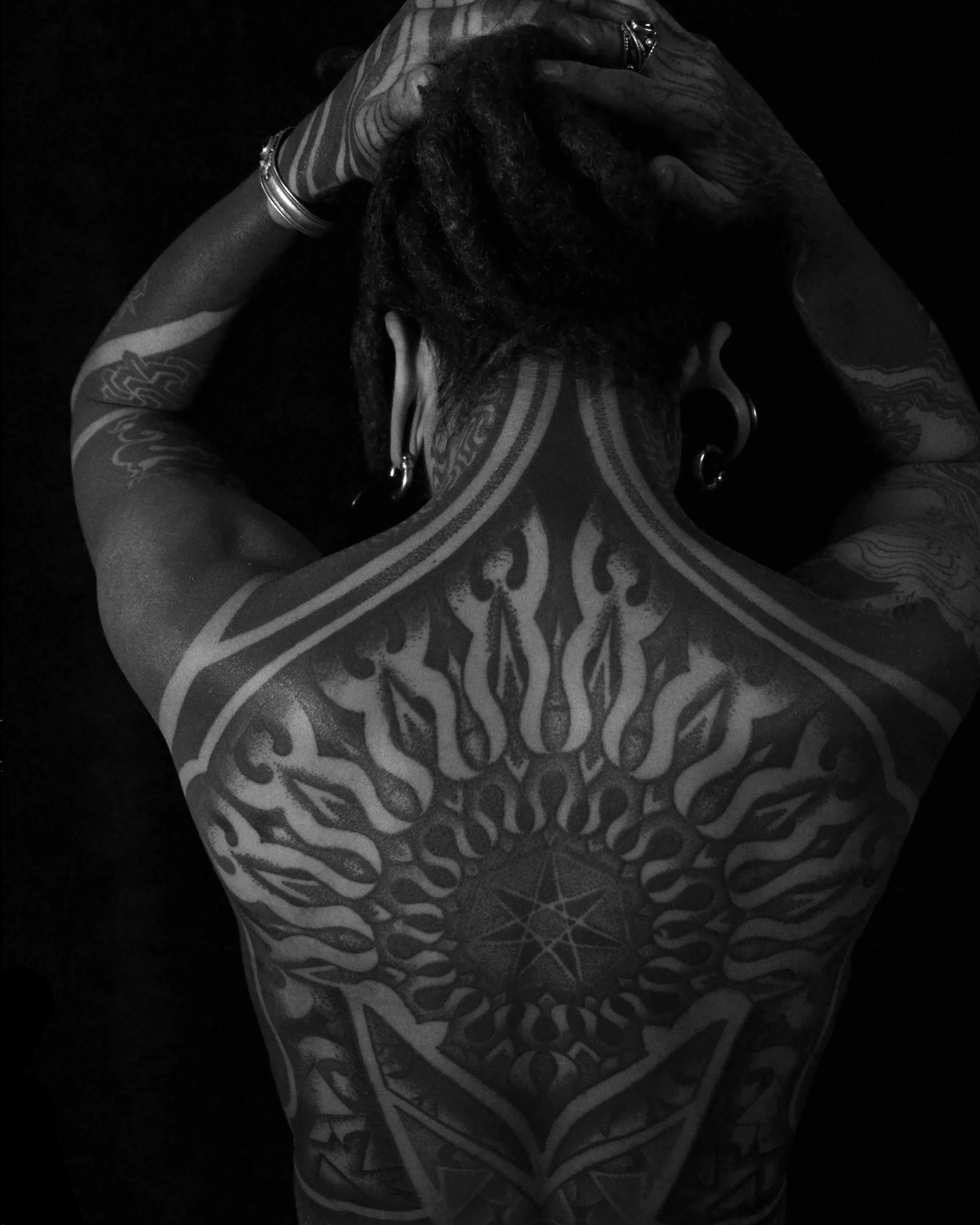 cover-up-shoulder-chest-sleeve-blackwork-tattoo-patrick-huettlinger
