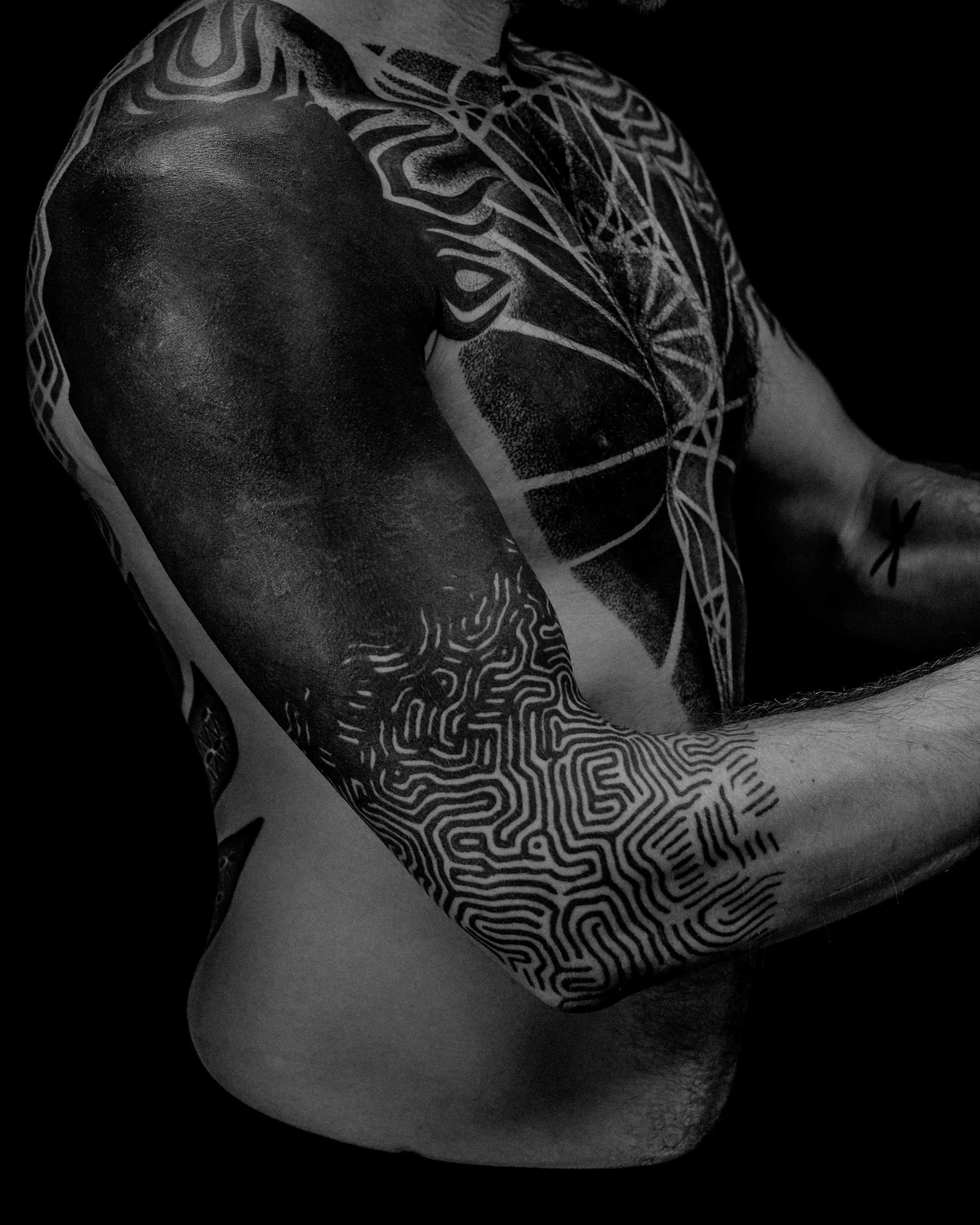 cover-up-shoulder-chest-sleeve-blackwork-tattoo-patrick-huettlinger