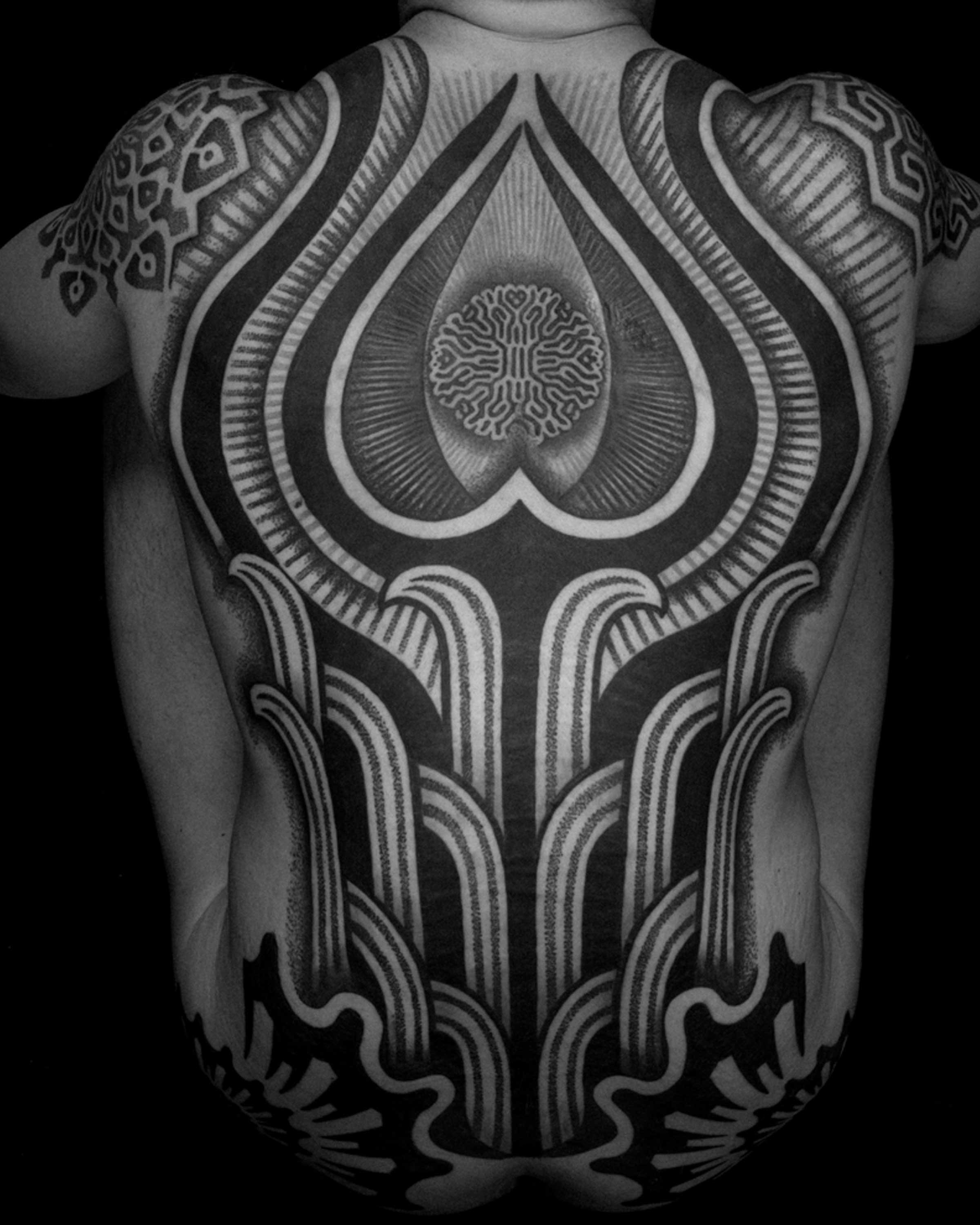 cover-up-shoulder-chest-sleeve-blackwork-tattoo-patrick-huettlinger