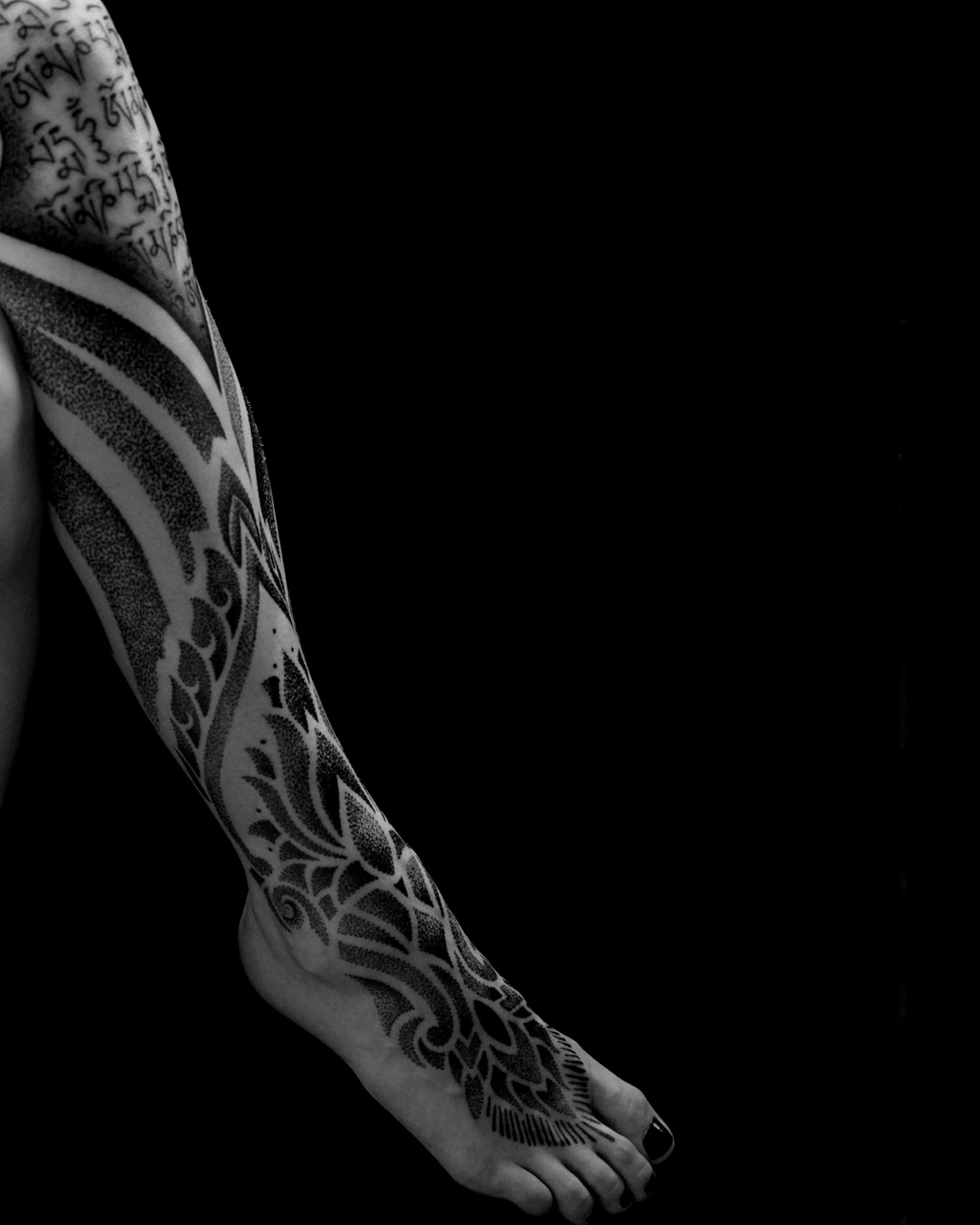 cover-up-shoulder-chest-sleeve-blackwork-tattoo-patrick-huettlinger