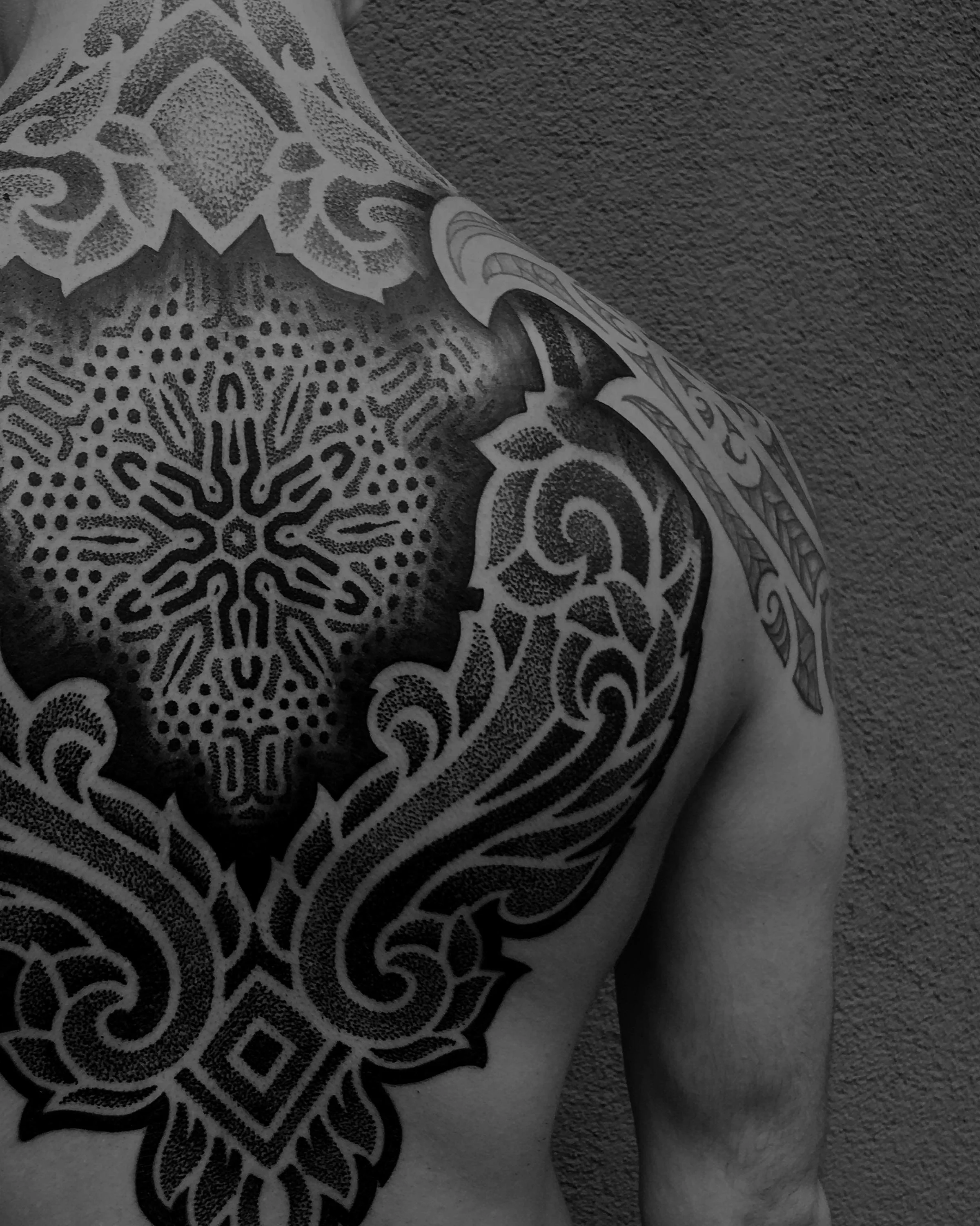 reaction-diffusion-full-back-blackwork-tattoo-patrick-huettlinger