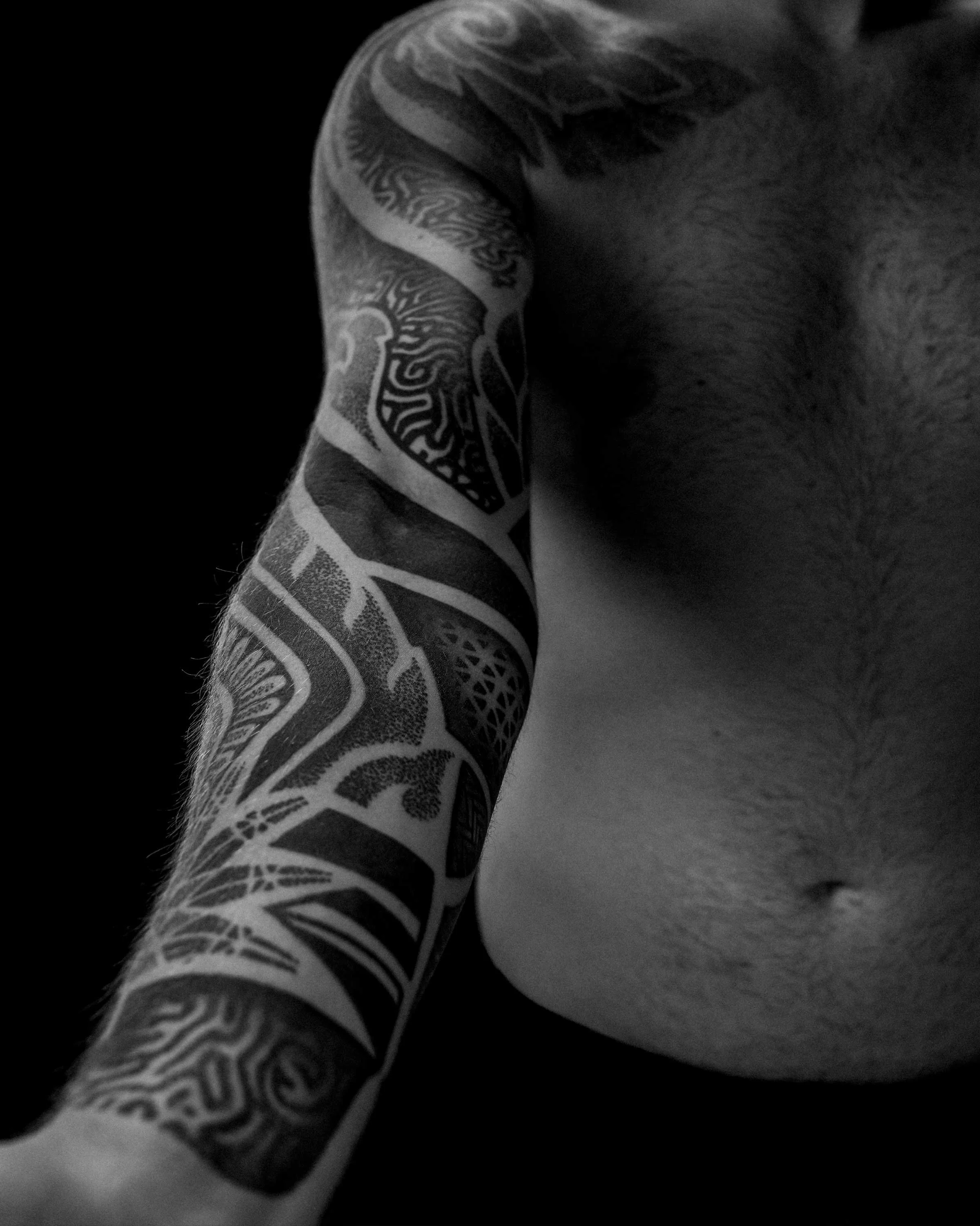 cover-up-shoulder-chest-sleeve-blackwork-tattoo-patrick-huettlinger