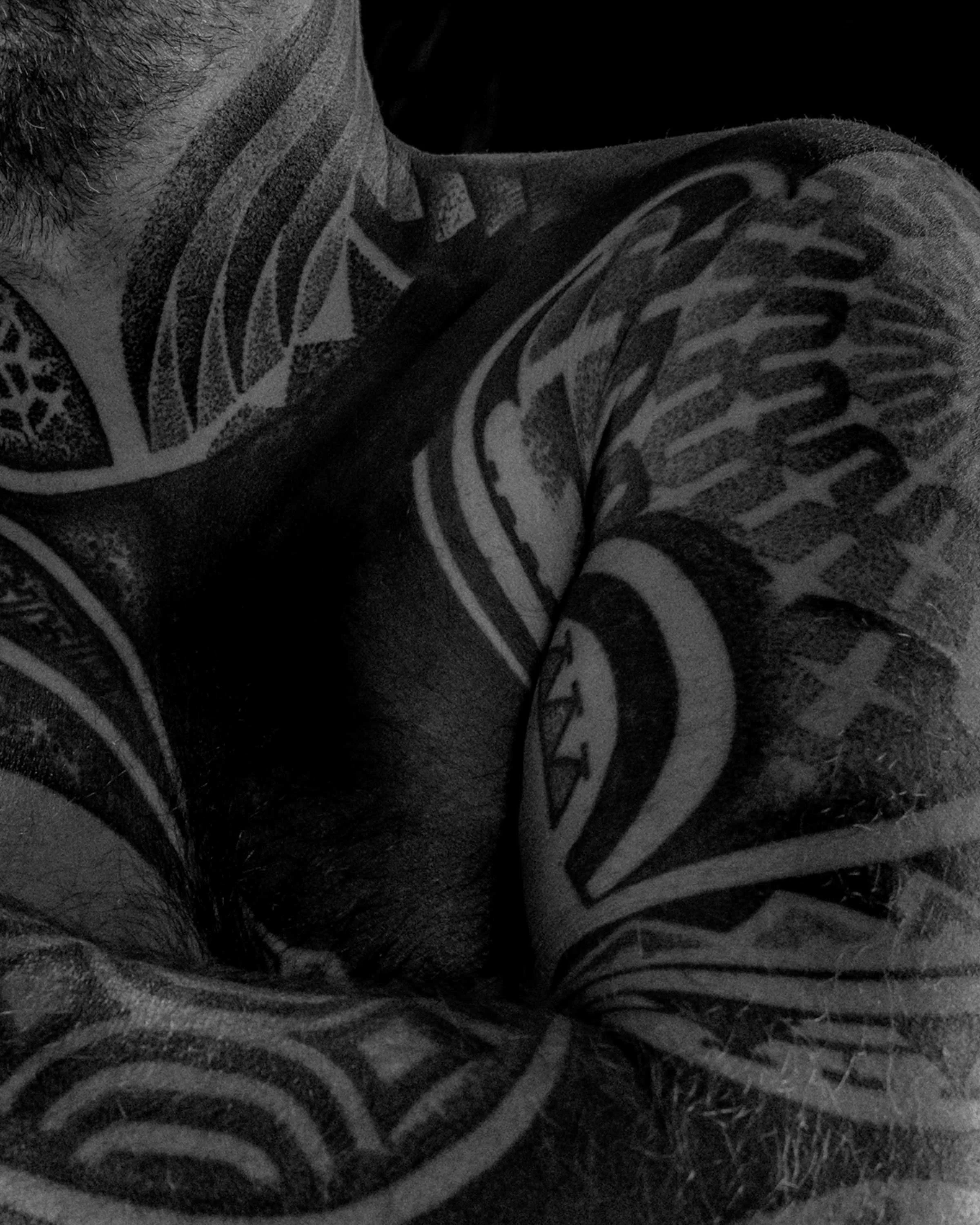 cover-up-shoulder-chest-sleeve-blackwork-tattoo-patrick-huettlinger