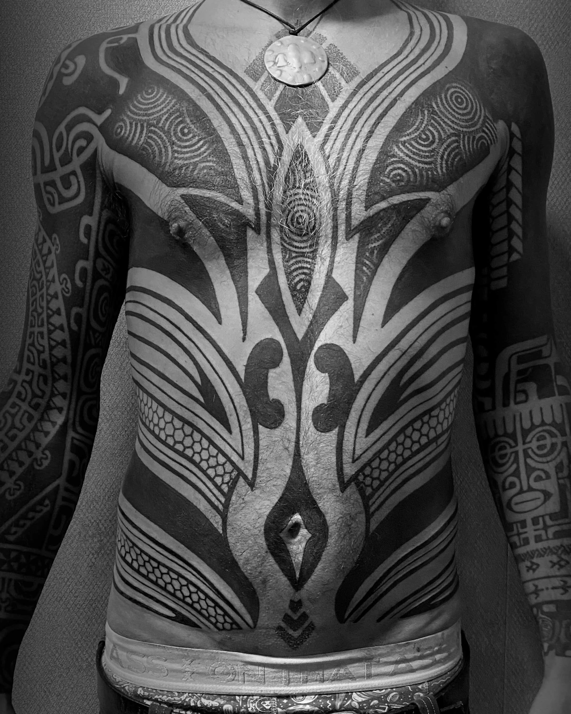 cover-up-shoulder-chest-sleeve-blackwork-tattoo-patrick-huettlinger