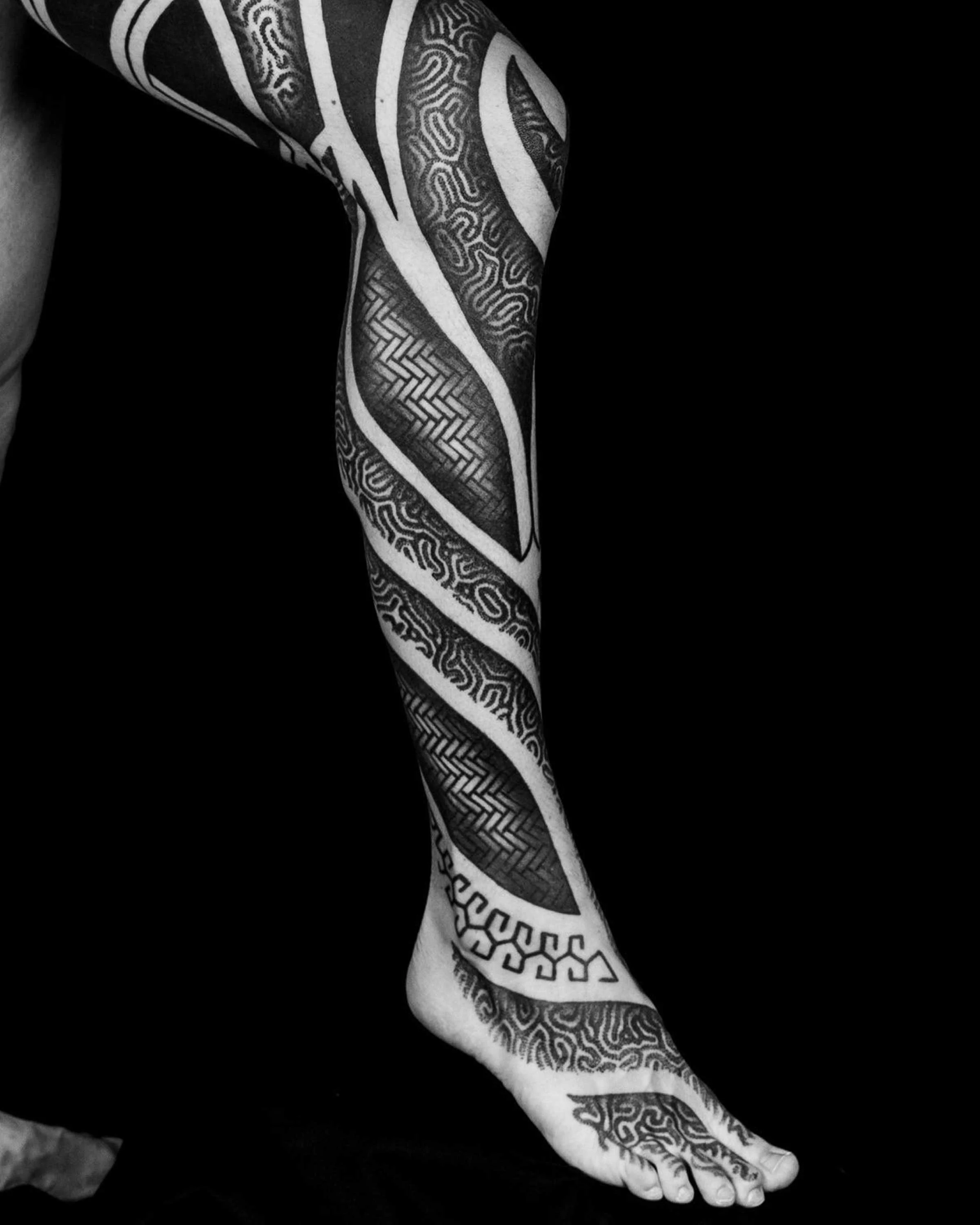 reaction-diffusion-full-leg-sleeve-blackwork-tattoo-patrick-huettlinger