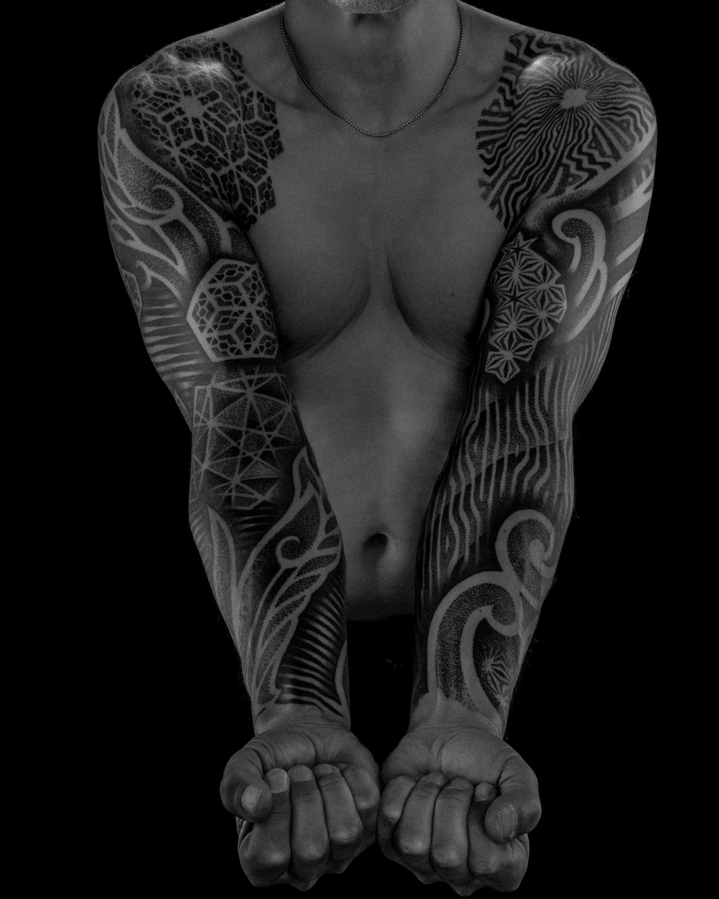 cover-up-shoulder-chest-sleeve-blackwork-tattoo-patrick-huettlinger