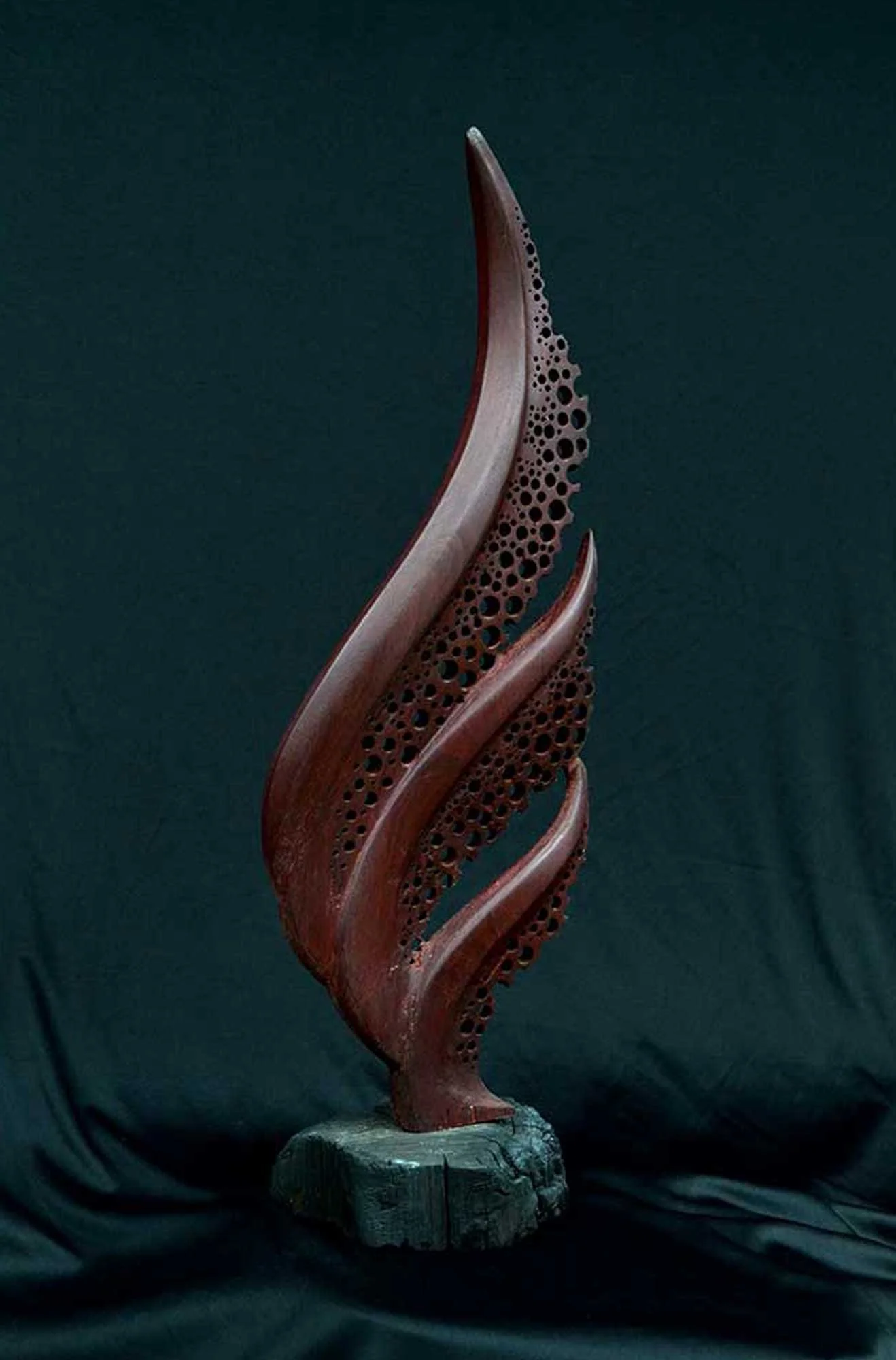 Organika – handcrafted Nazareno hardwood sculpture by Patrick Hüttlinger inspired by organic growth and natural patterns.