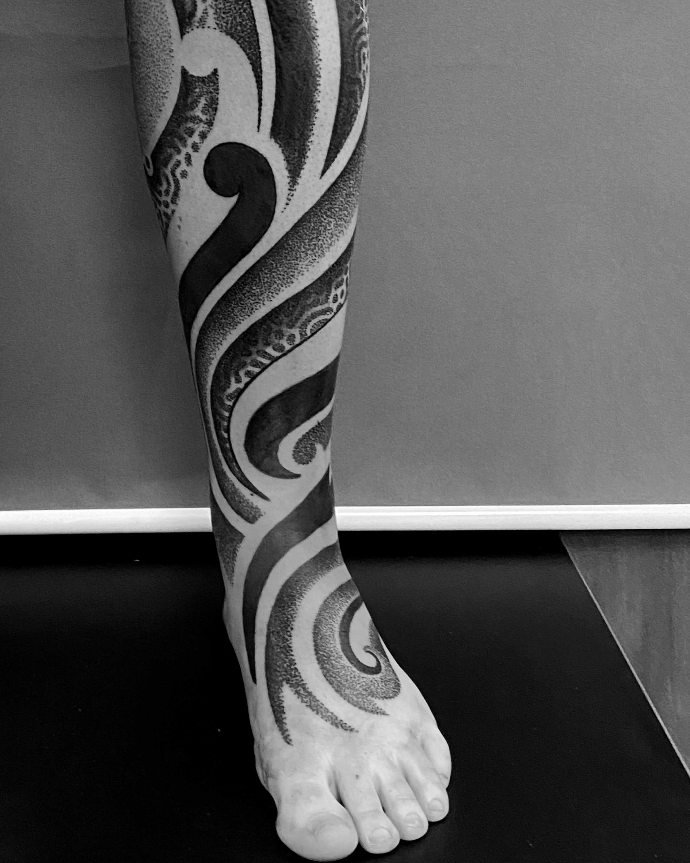 Reaction Diffusion lower leg tattoo by German tattoo artist Patrick Hüttlinger featuring flowing blackwork, ornamental curves and sacred geometric patterns.