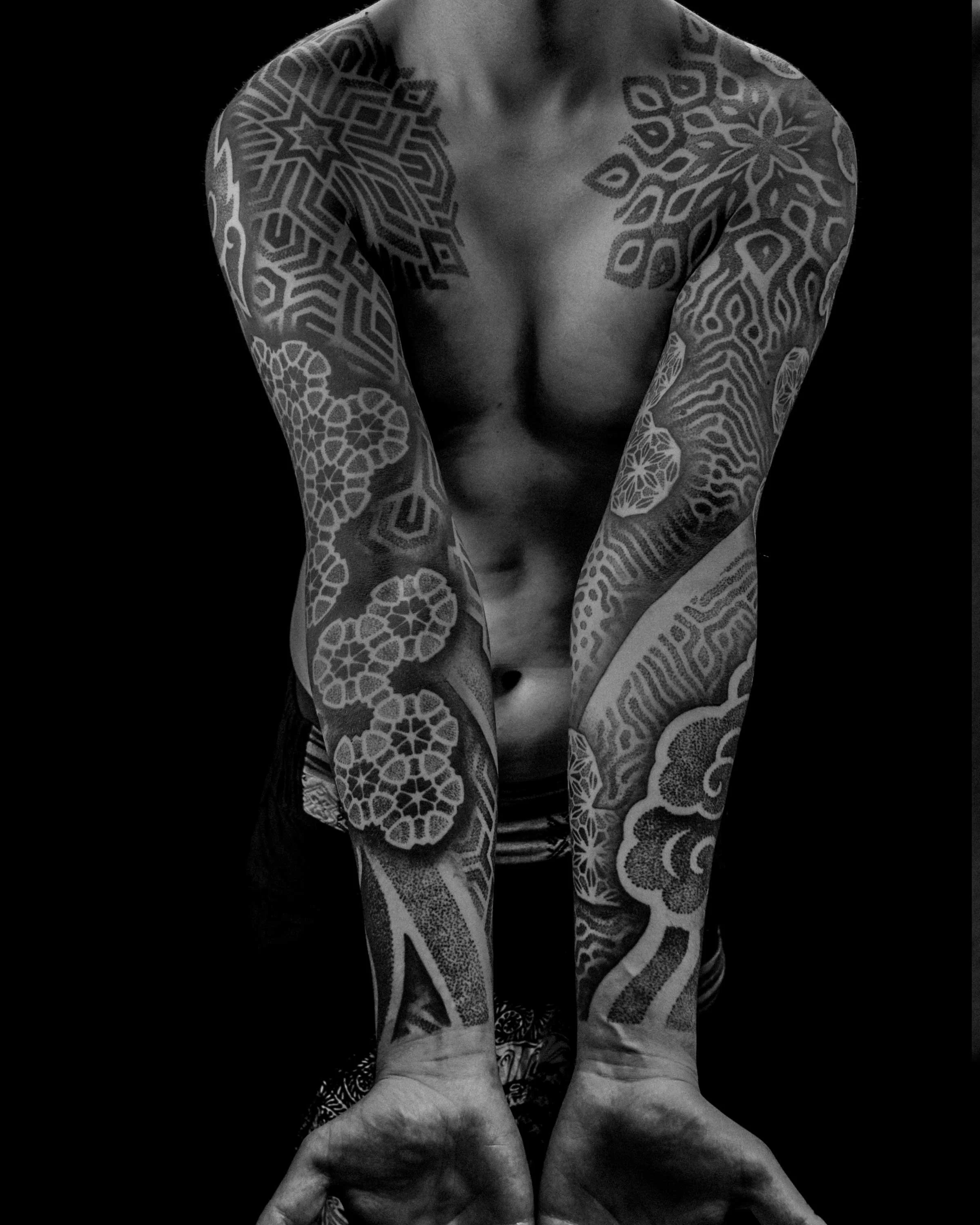 cover-up-shoulder-chest-sleeve-blackwork-tattoo-patrick-huettlinger