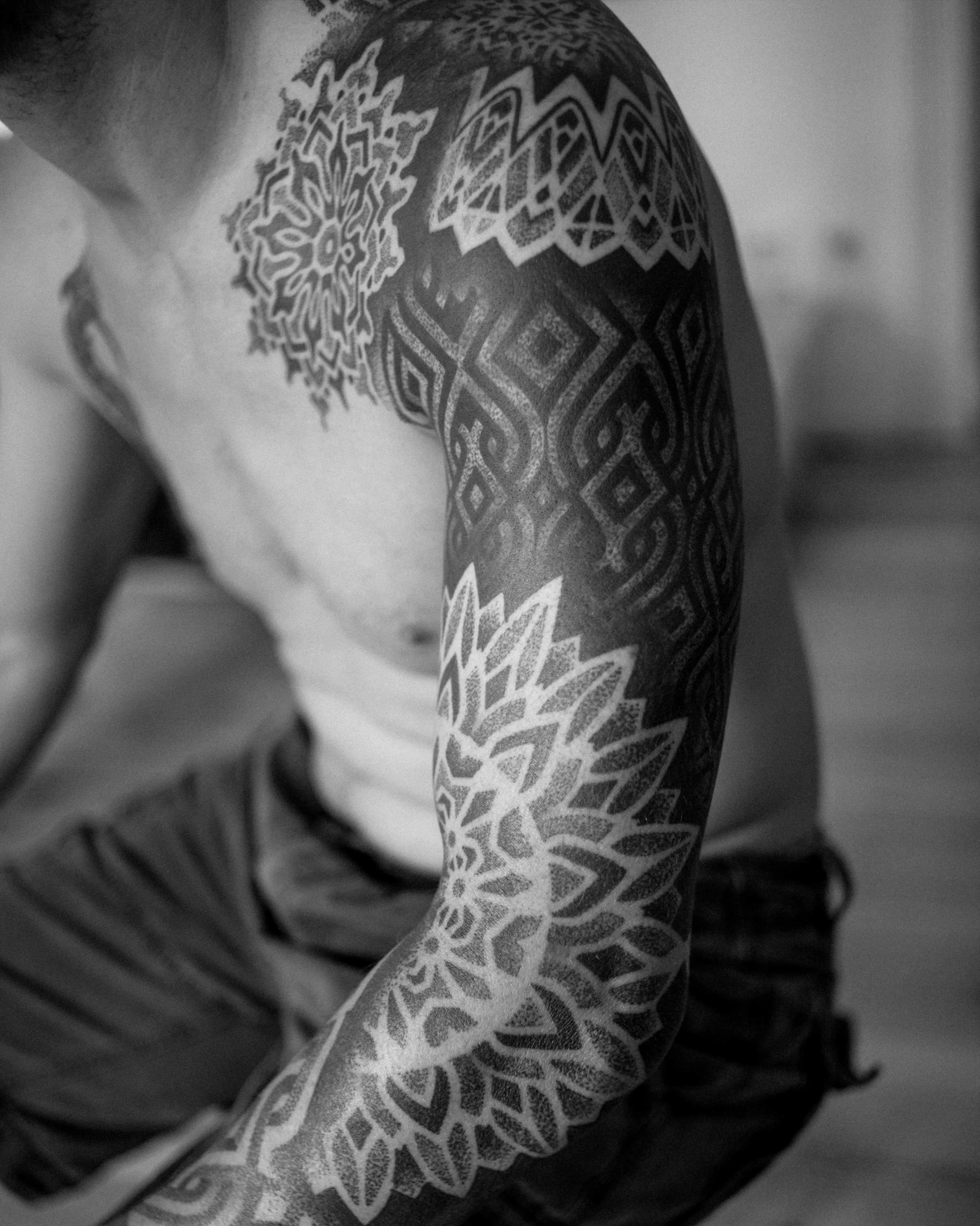 cover-up-shoulder-chest-sleeve-blackwork-tattoo-patrick-huettlinger