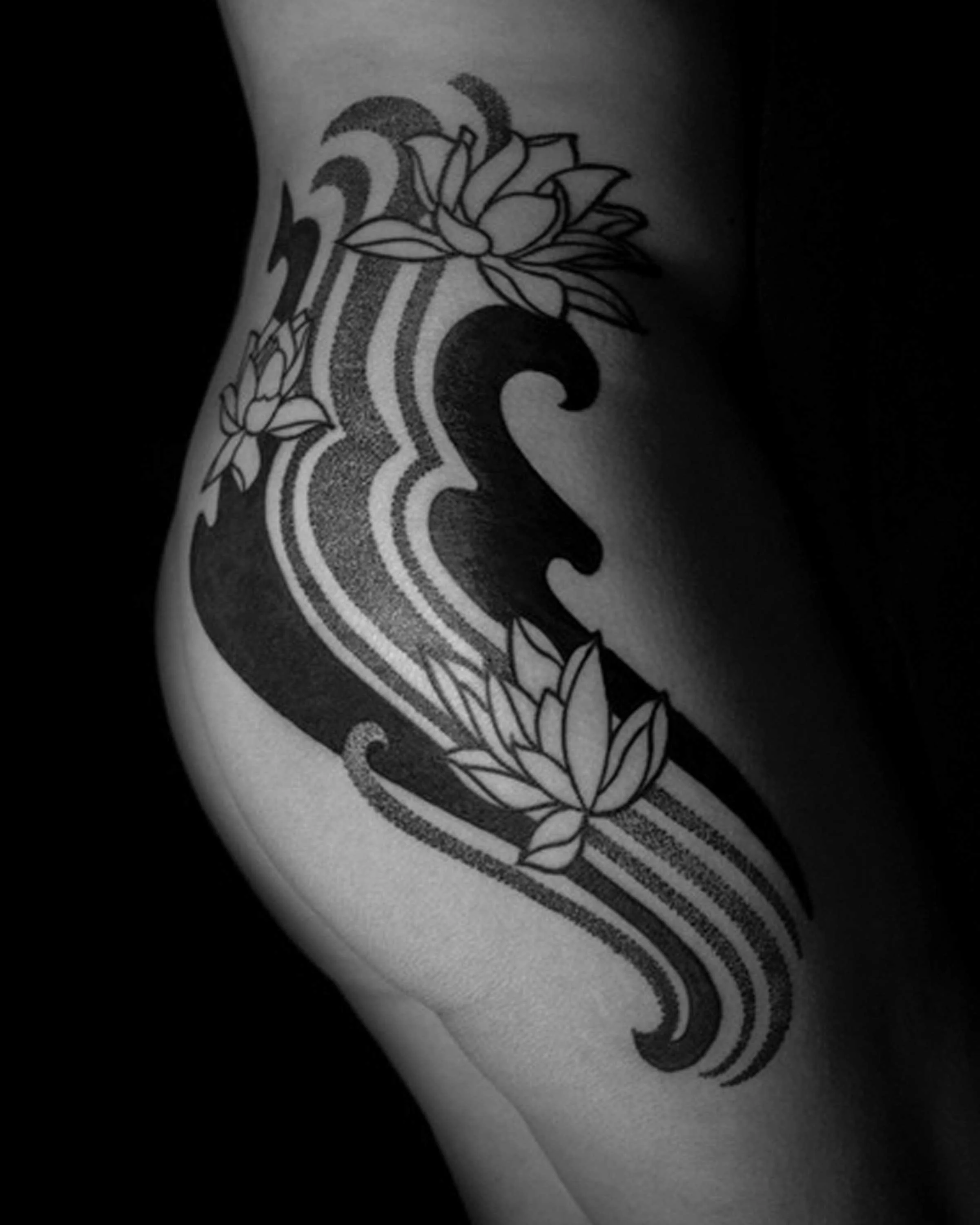 cover-up-shoulder-chest-sleeve-blackwork-tattoo-patrick-huettlinger