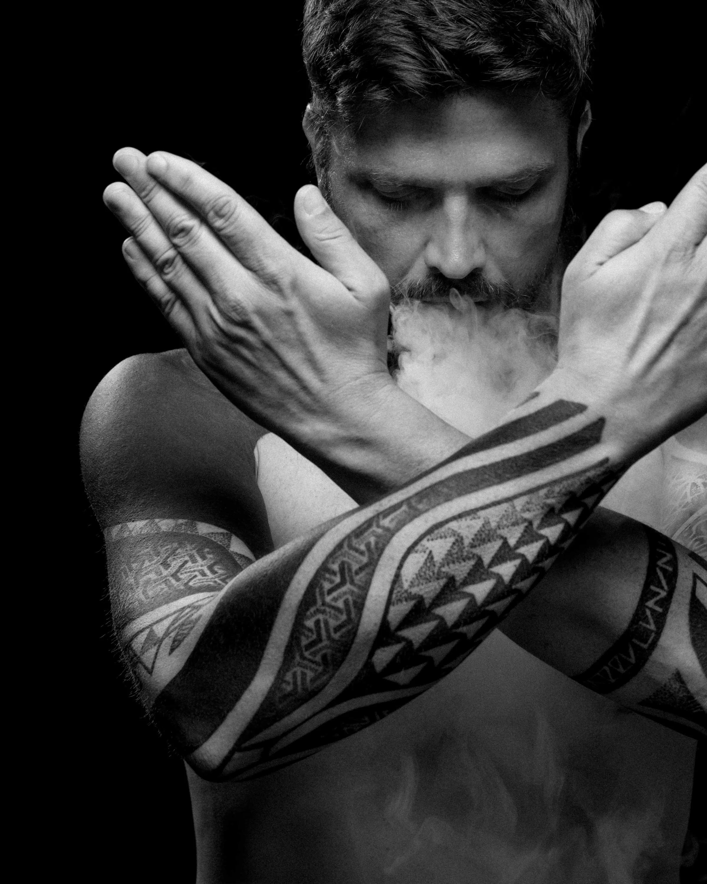 cover-up-shoulder-chest-sleeve-blackwork-tattoo-patrick-huettlinger