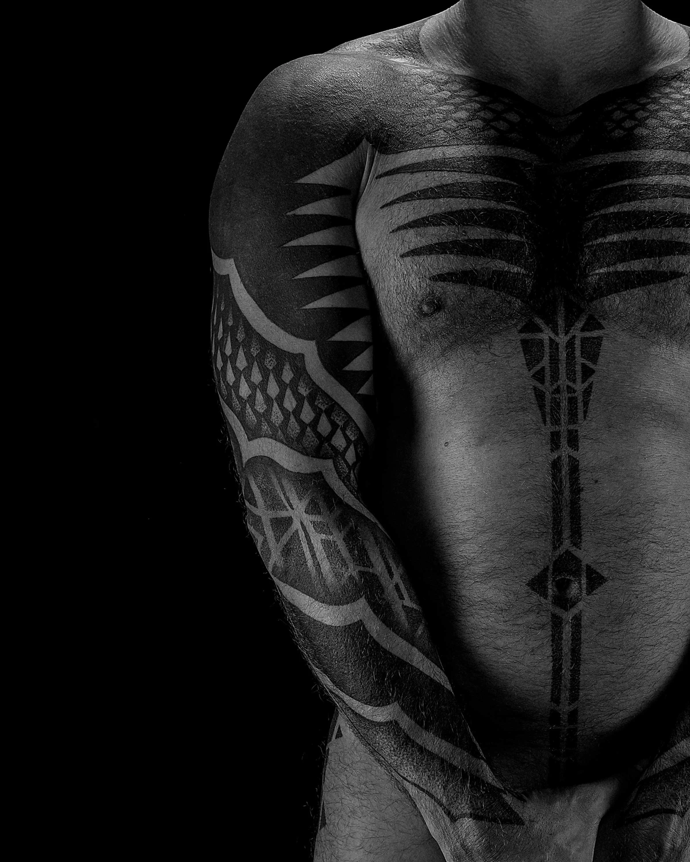cover-up-shoulder-chest-sleeve-blackwork-tattoo-patrick-huettlinger