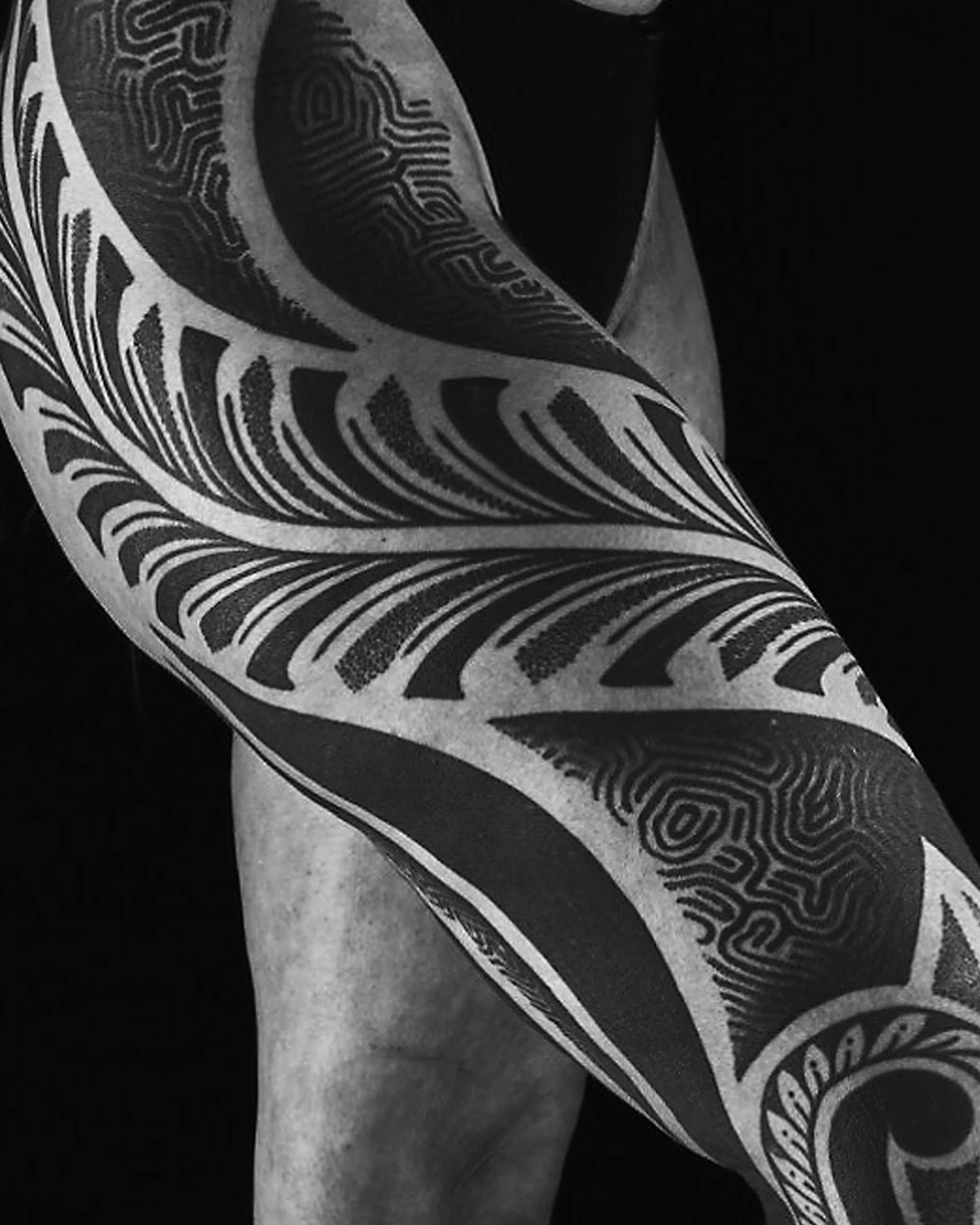 reaction-diffusion-leg-sleeve-blackwork-tattoo-patrick-huettlinger
