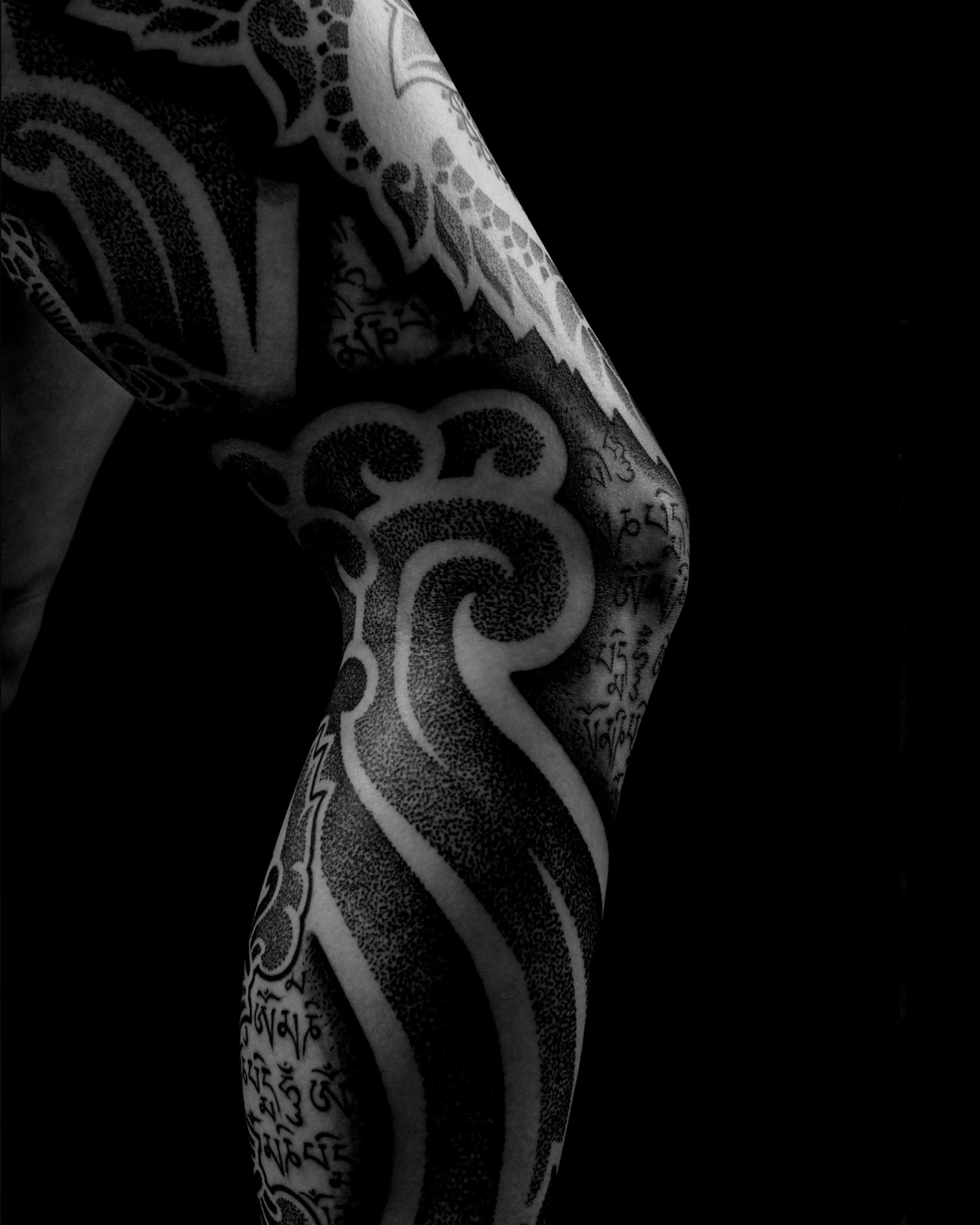 cover-up-shoulder-chest-sleeve-blackwork-tattoo-patrick-huettlinger