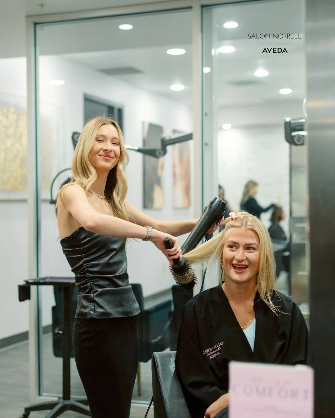 Lauralee — bright blonding, beachy blondes, and lived-in blonde specialist at Salon Norrell AVEDA in Hyde Park Tampa doing a bouncy blowout