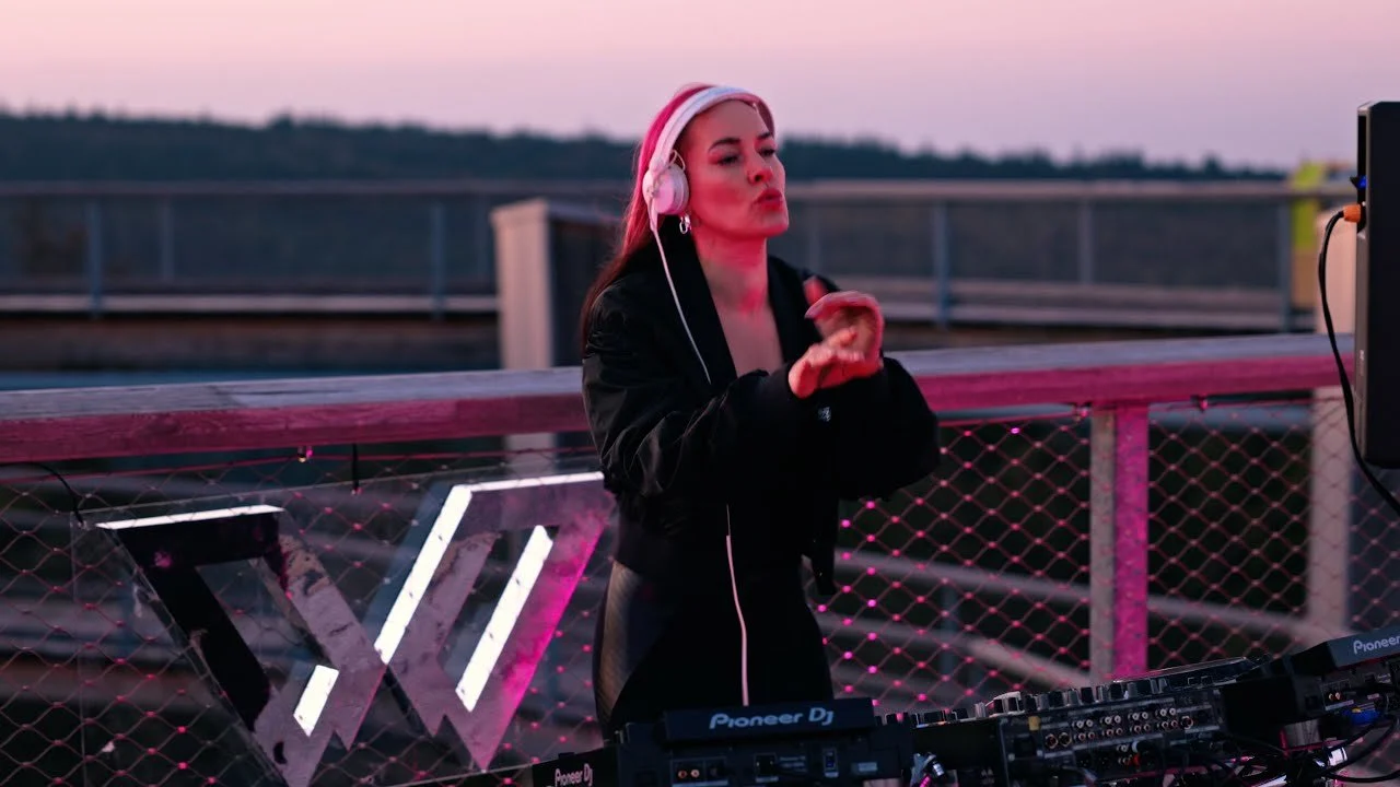 Pretty Pink djing