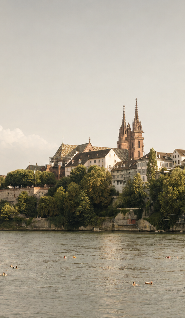 Ansicht einer Stadt auf einem Hügel mit gotischer Kirche, bunter Dacheindeckung und Bäumen, die am Fluss liegen, mit Schwimmern im Wasser.